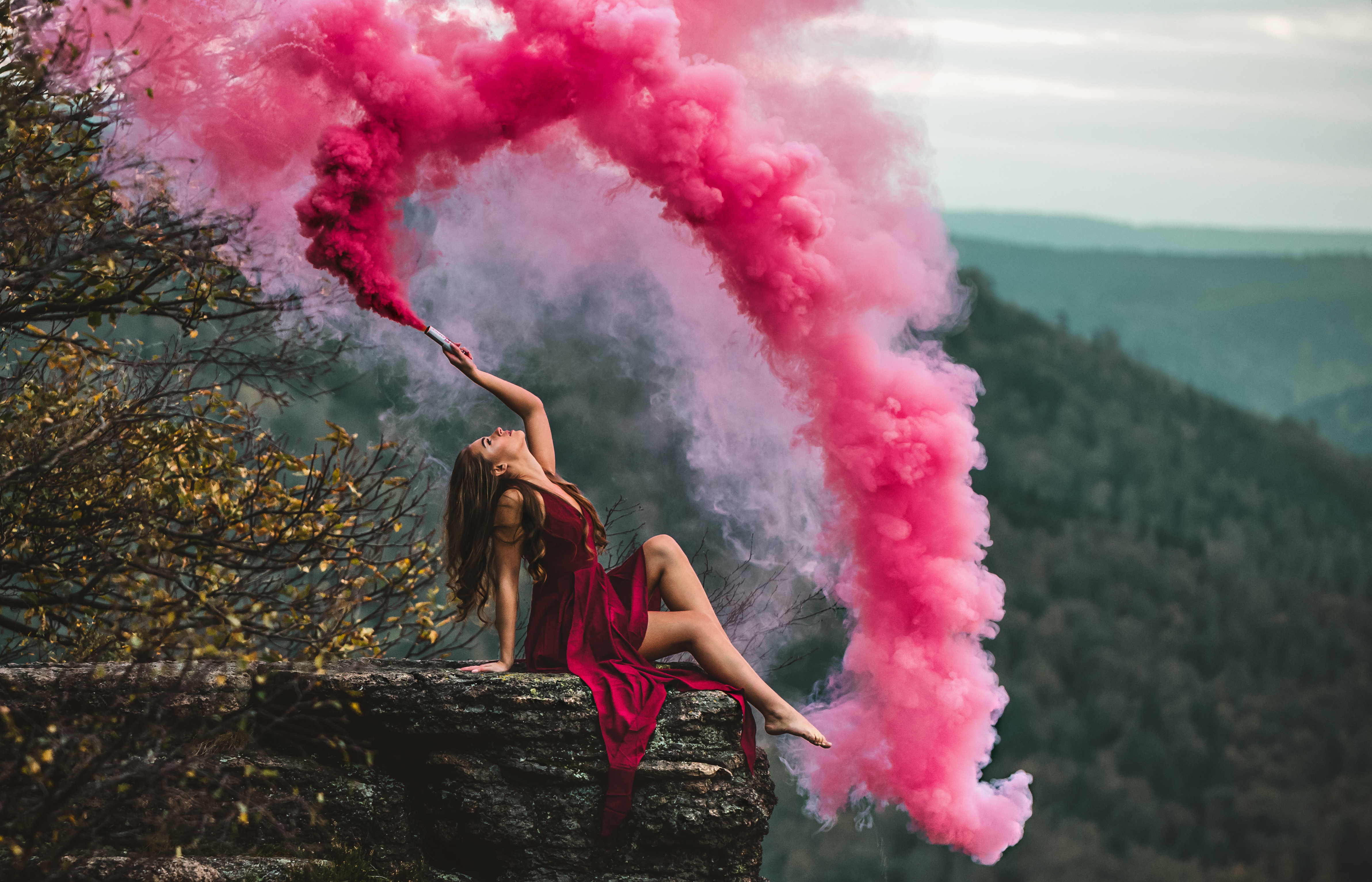 Песни розовый дым. Цветной дым. Девушка с дымовой шашкой. Фотосессия с розовым дымом. Девушка в Цветном дыму.