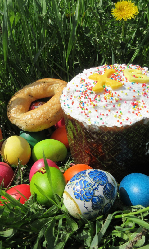 Пасха апрель 23 год. Весенние пасхальные праздничные яйца. Весенний Пасхальный праздничный кулич. Пасхальные яйца на траве. Травка в яйце на Пасху.