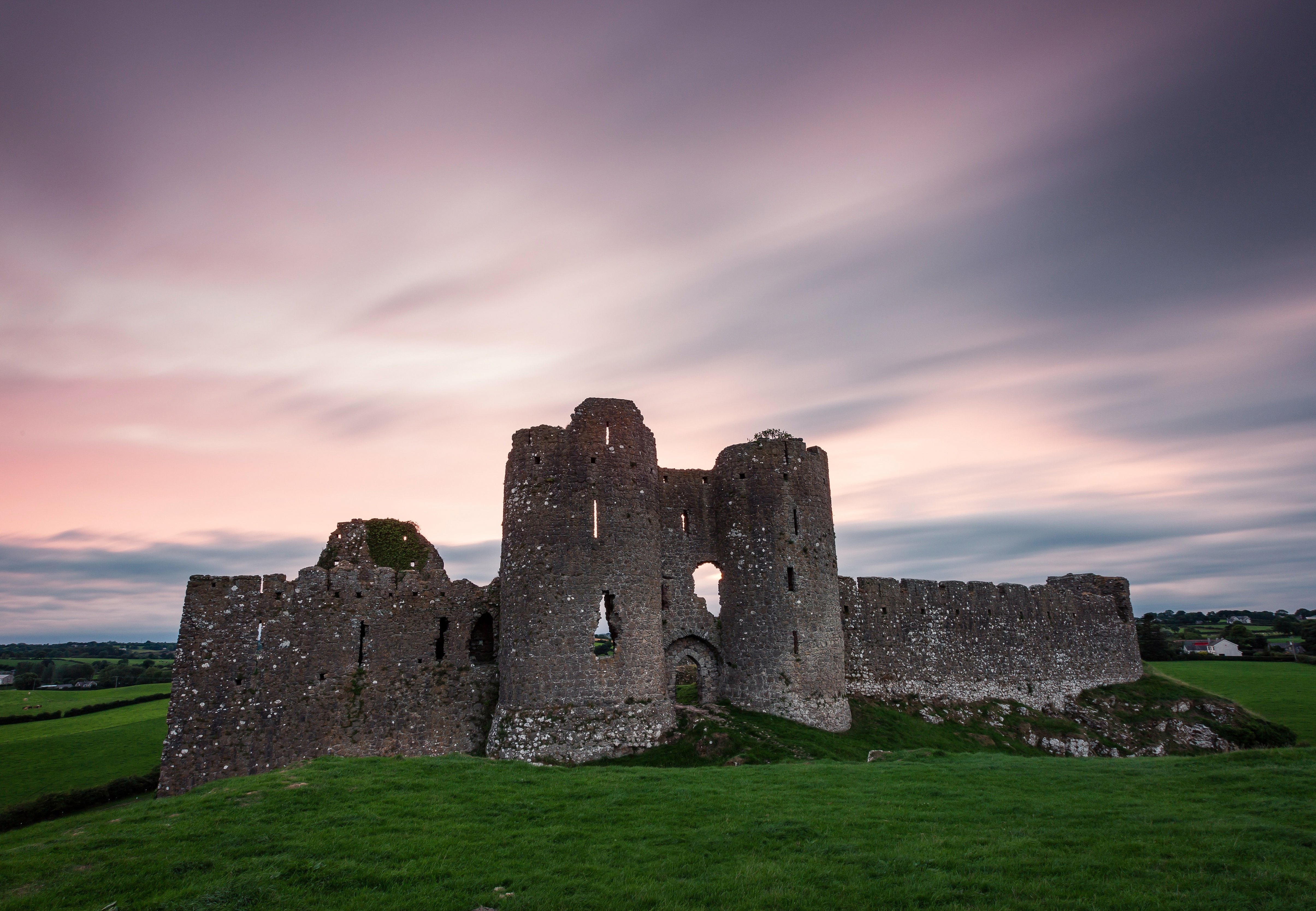 Castle ruins. Ирландская крепость Дундалк. Руины замка Эверштайн в Городке Полле. Развалины замка Гард. Джордж Липперт руины Камелота.