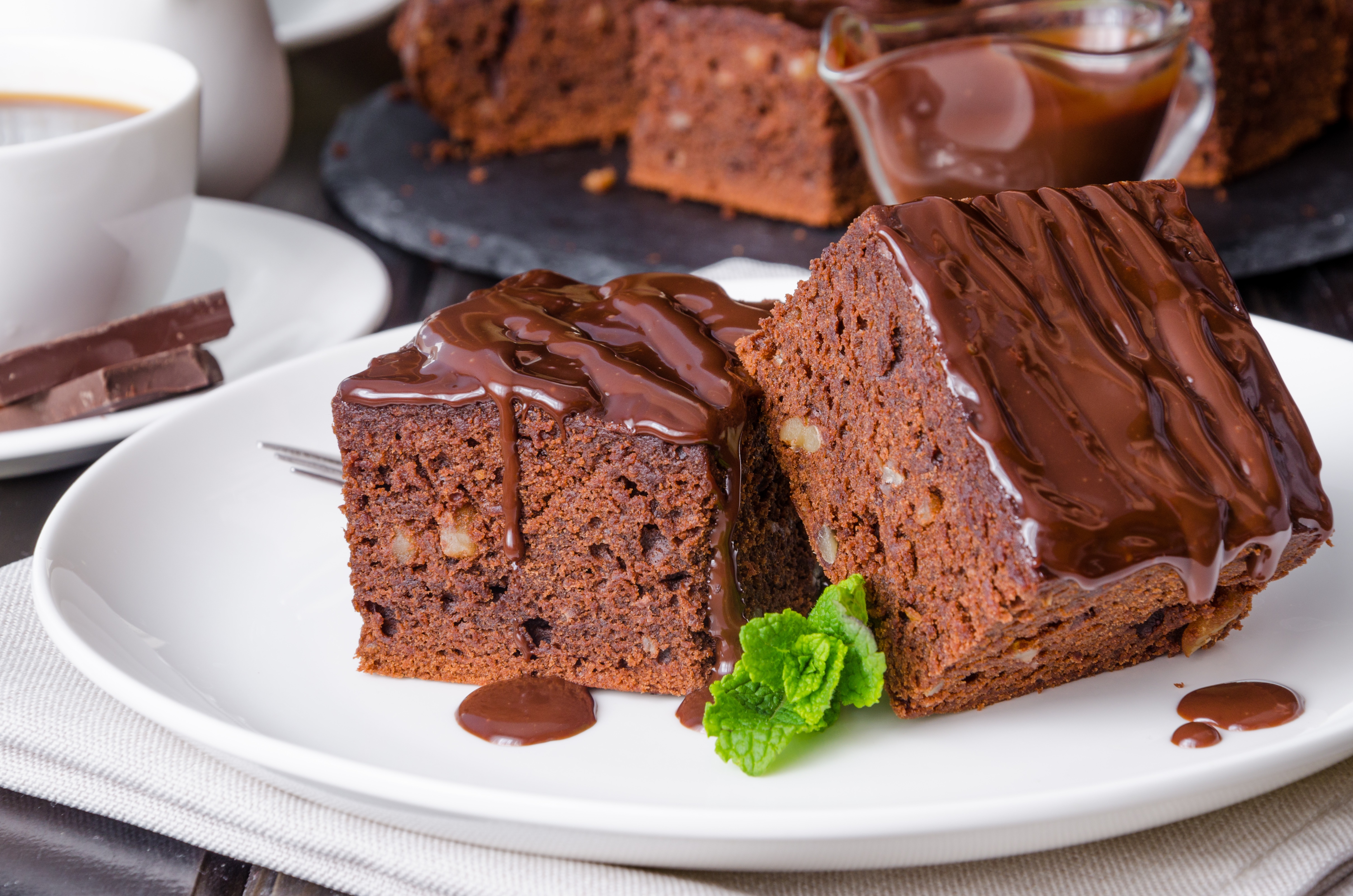 Вкусные брауни. Шоколадный Брауни. Американский десерт Брауни. Шоколадное пирожное Брауни. Десерт Брауни шоколадный классический.