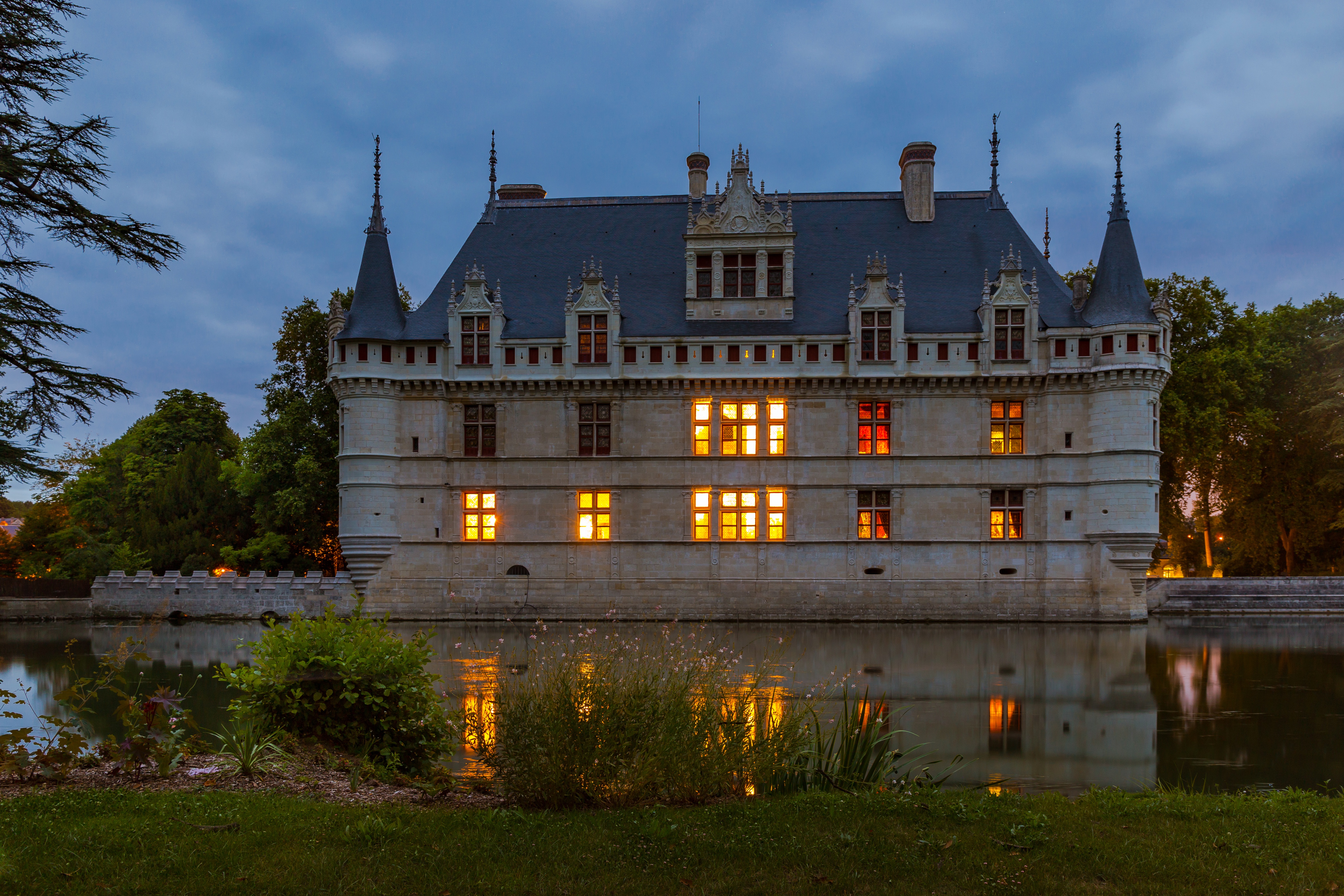 Le castle. Замок АЗЕ-Ле-Ридо Франция. Замки Луары АЗЕ Ле Ридо. Замки Луары. Замок АЗЕ-лё-Ридо.. Замок азё лё Ридо.