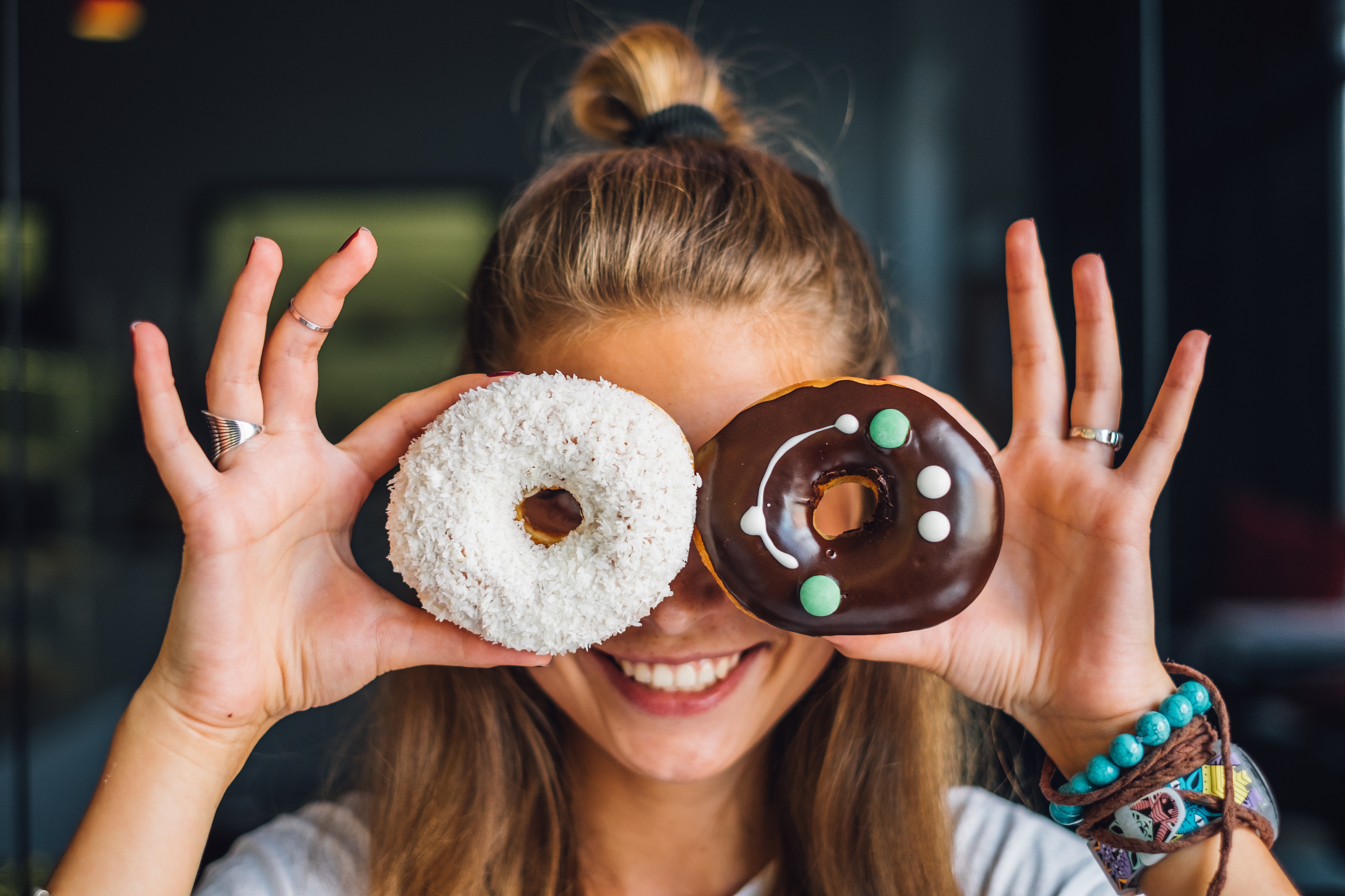 Istock. Девушка с пончиком. Фотосессия с пончиками. Пончик в руке. Фотосет с пончиками.