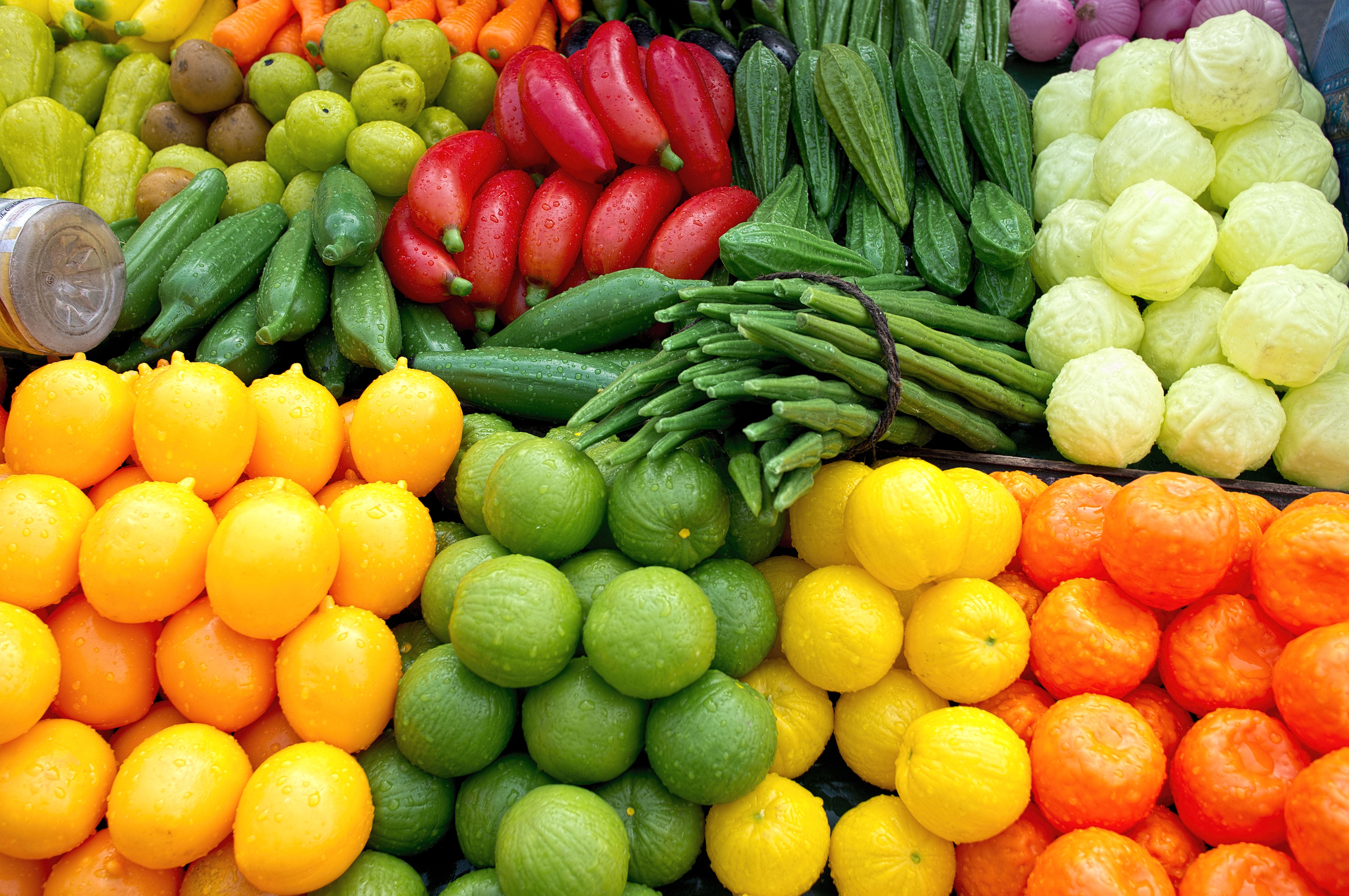 Плоды овощей и фруктов. Овощи и фрукты. Яркие овощи. Красочные фрукты и овощи. Фрукты овощи яркие.