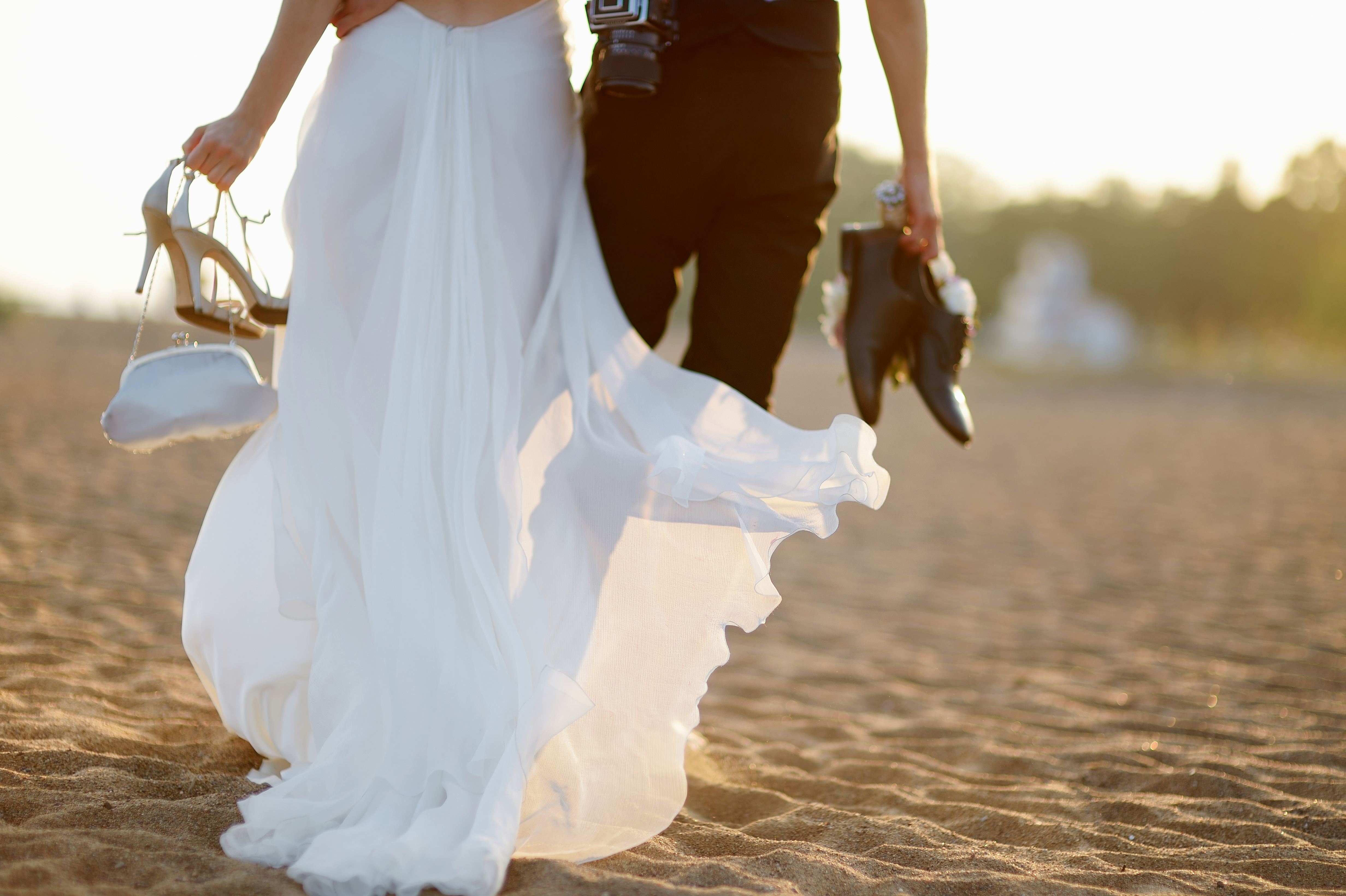 Невеста на уикенд. Свадьба на море. Жених и невеста со спины.
