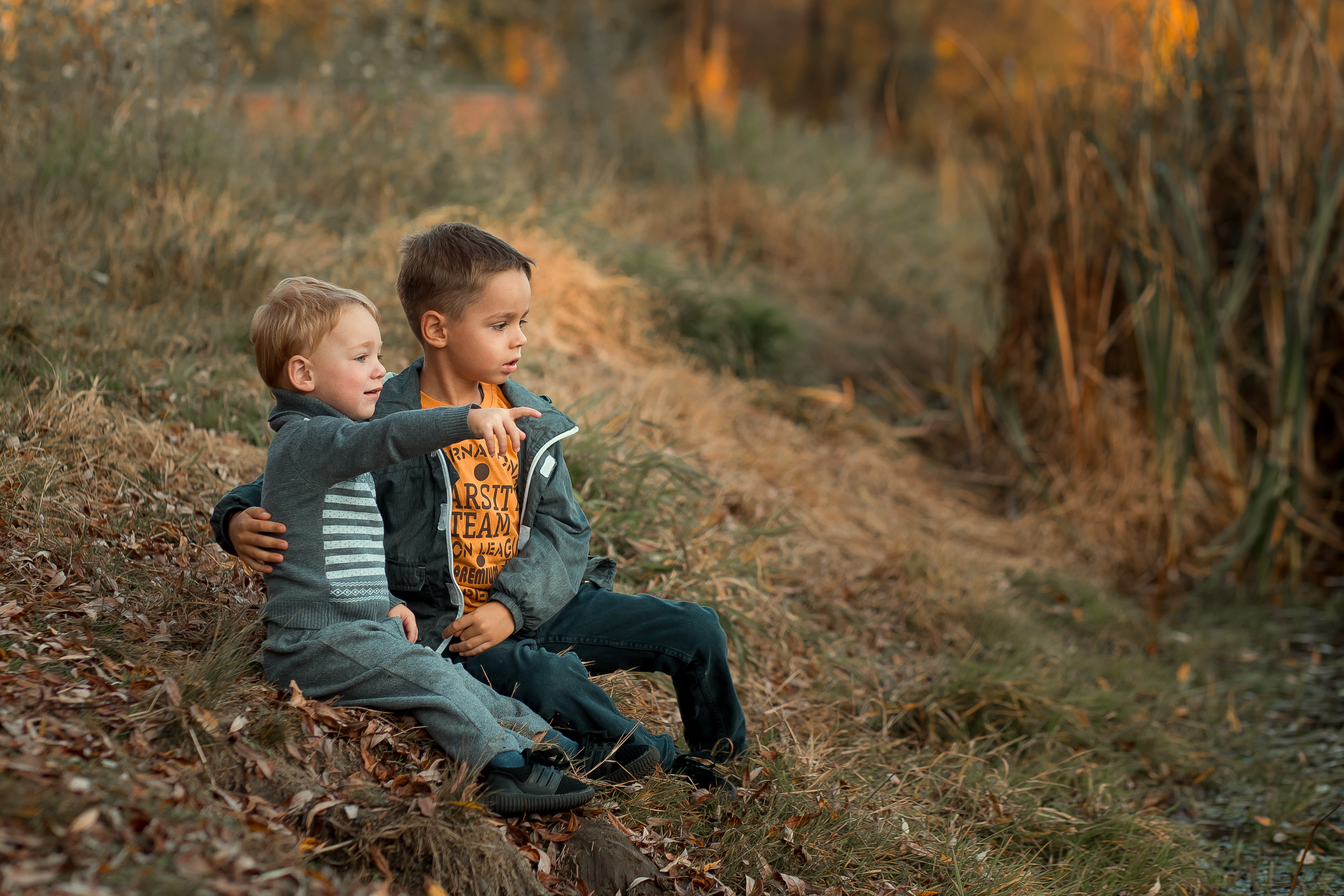 Одноклассник обнимает. Два мальчика. Друзья мальчики. Мальчик на природе. Дети и природа.