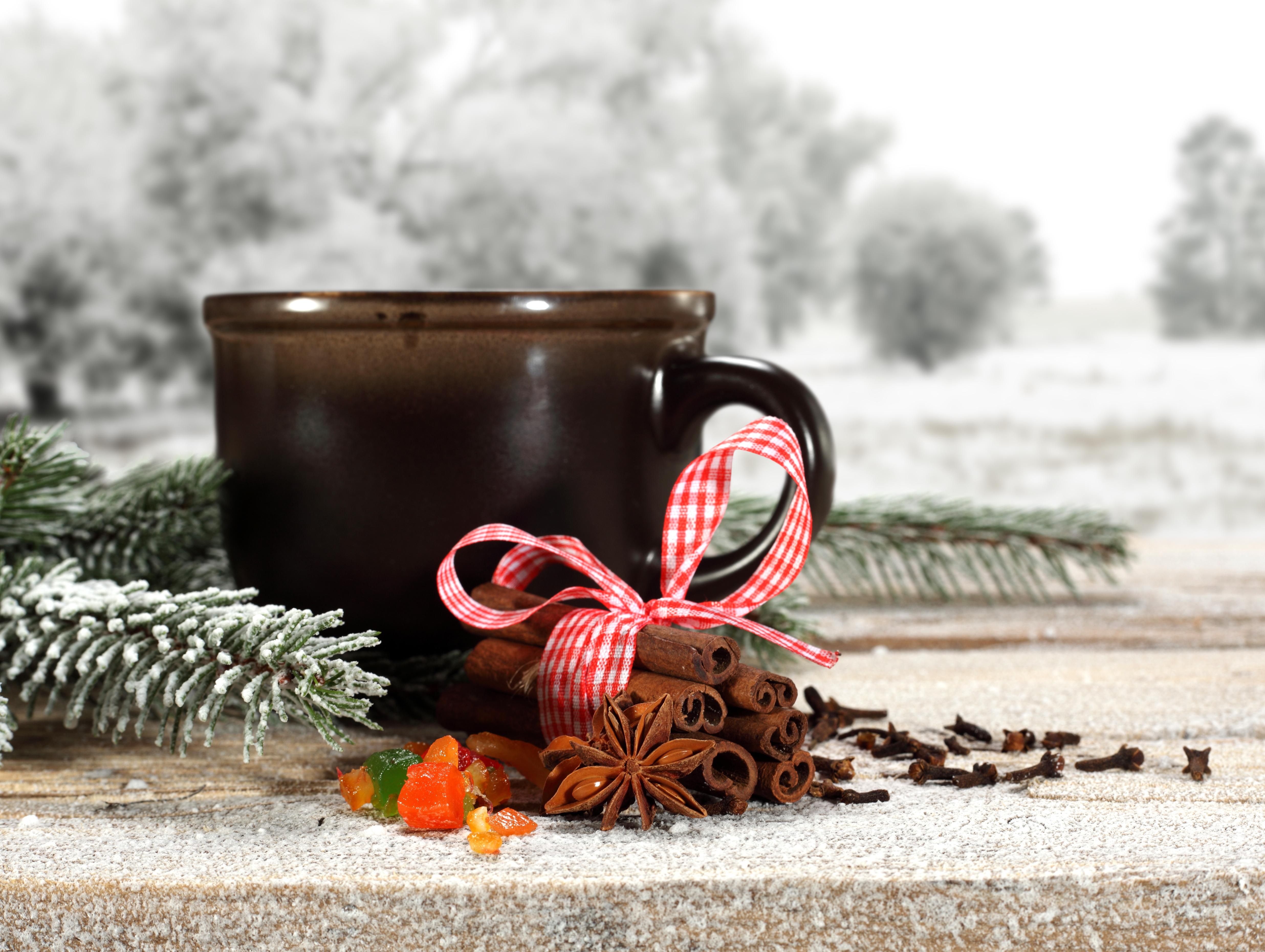 Доброе утро хорошего дня зимой картинки. Чай зимний. Новогодний кофе. Доброе зимнее утро. Зимний кофе.
