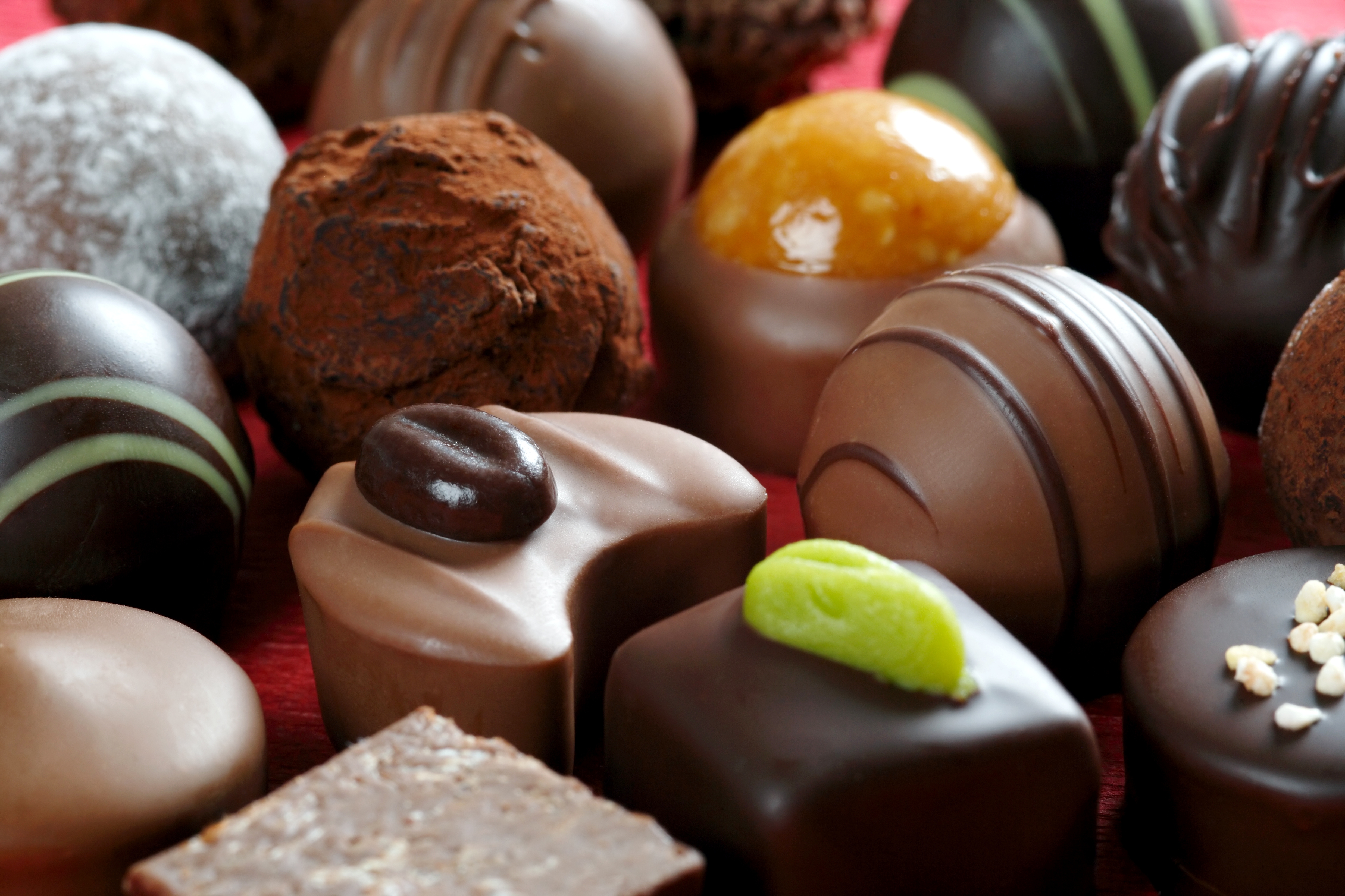 Для улучшения жизни рабочих леденцов создал. Шоколадные конфеты. Красивые конфеты. Красивые шоколадные конфеты. Сладости картинки.