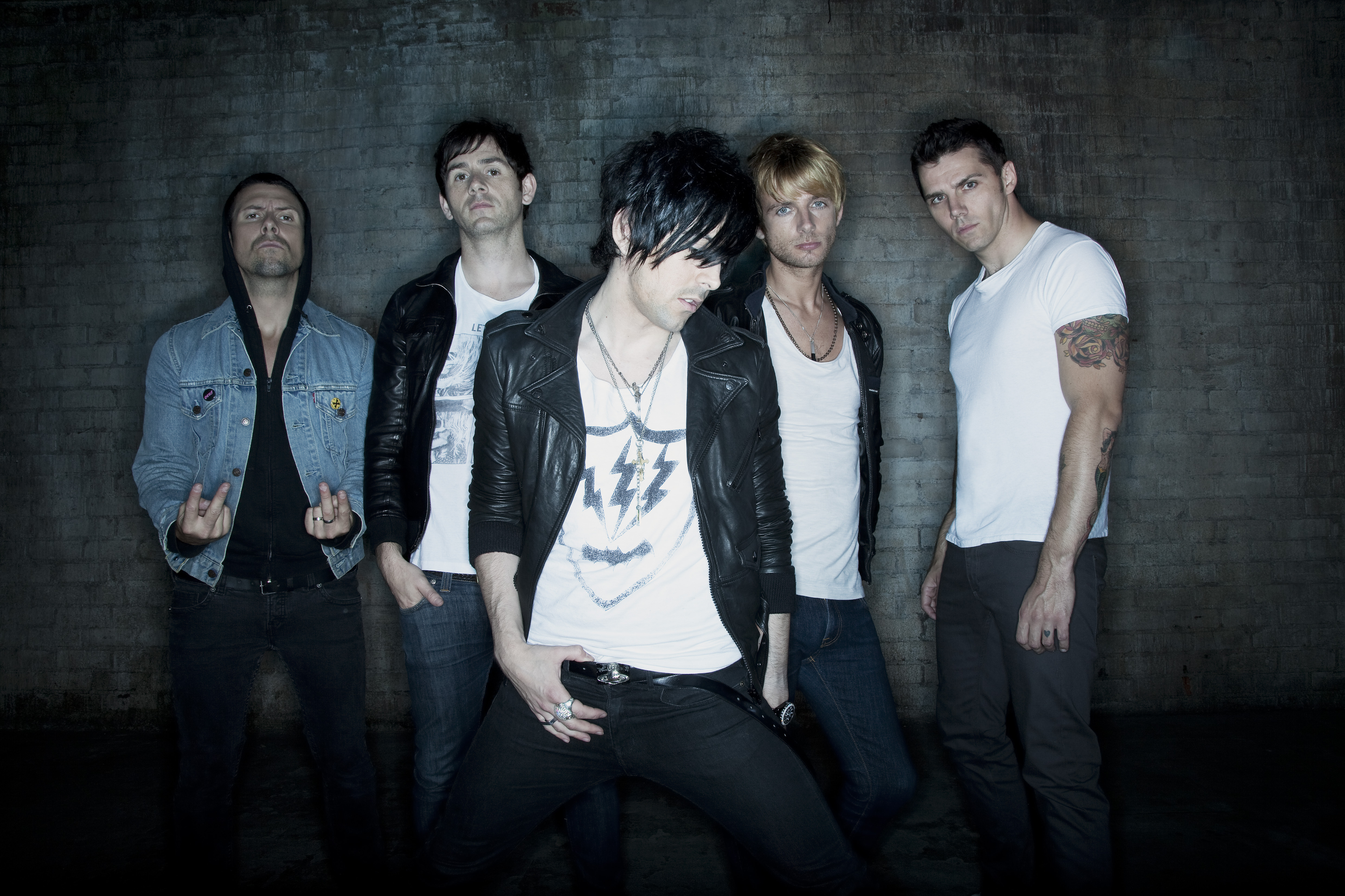 Що року. Lostprophets вокалист. Lostprophets йен Уоткинс. Лост Профитс группа. Neonate группа вокалист.