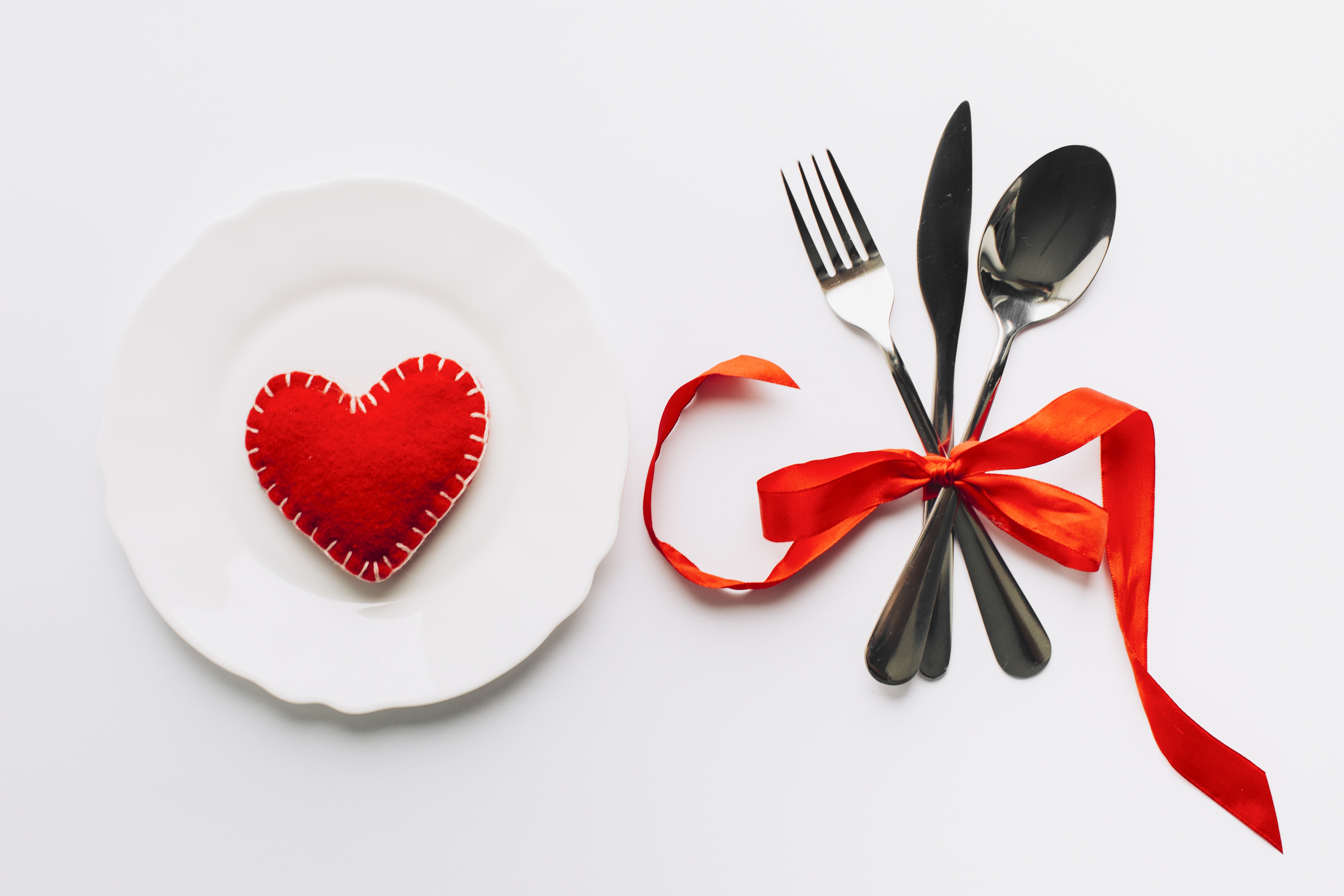 Сердечки время приготовления. Украшение стола к 14 февраля. Сервировка стола на день влюбленных. Тарелка сердце. Блюда на 14 февраля.