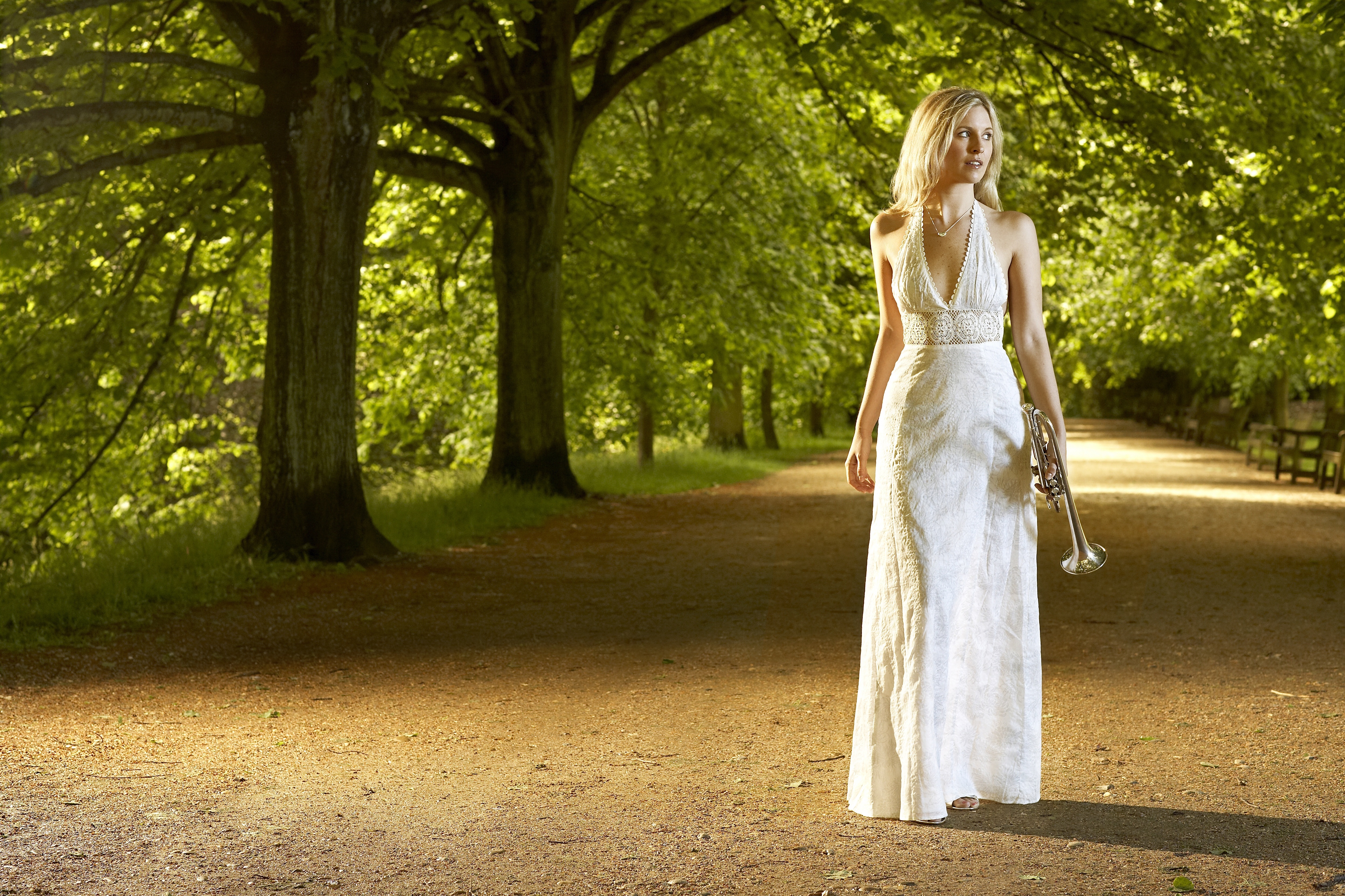 Видеть себя в длинном платье. Alison Balsom. Элисон Уайт блондинка. Девушка в белом платье. Девушка в длинном платье.