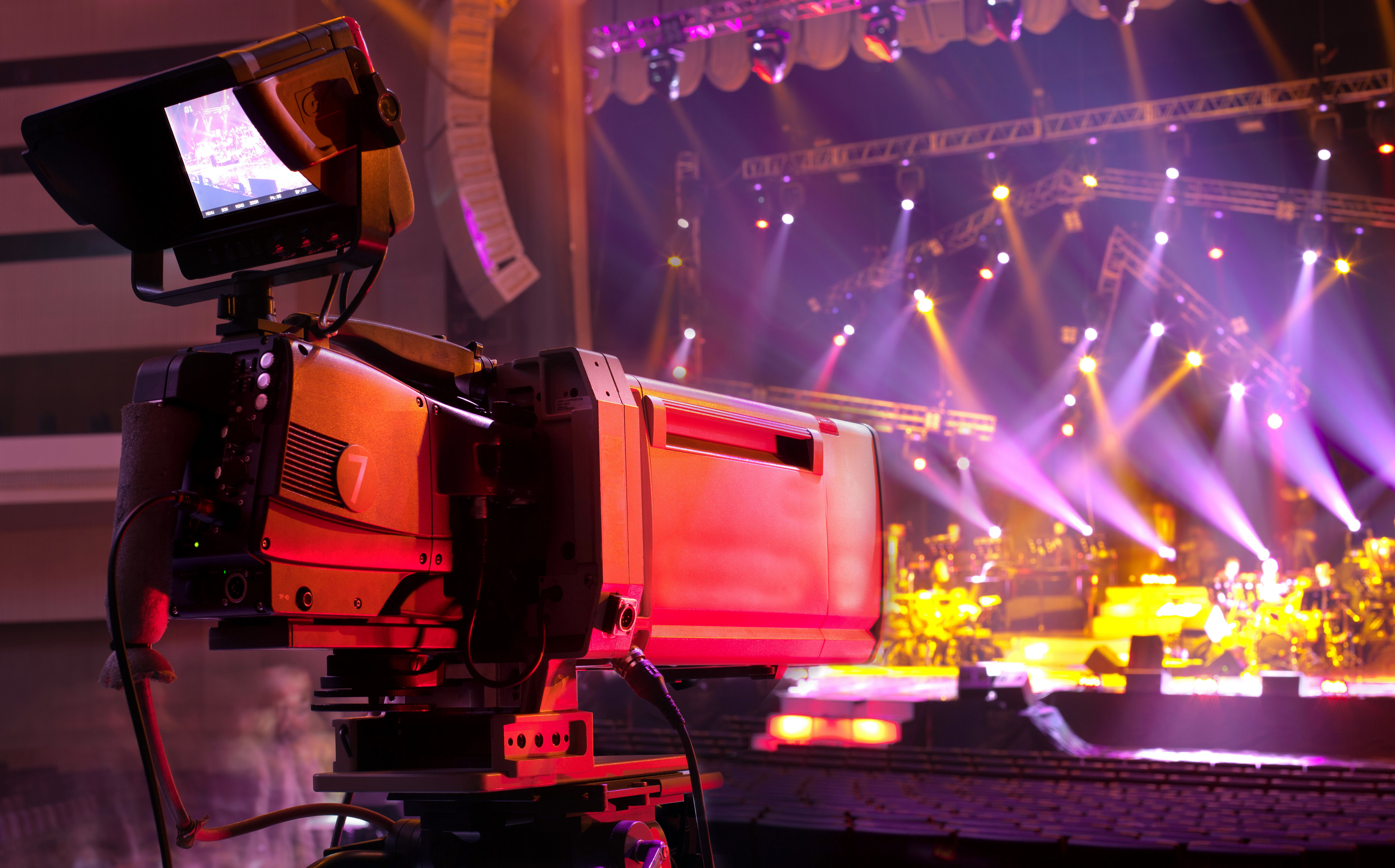 Канал трансляция концерта. Телевизионная камера. Музыкальное оборудование. Сцена. Концертная сцена.