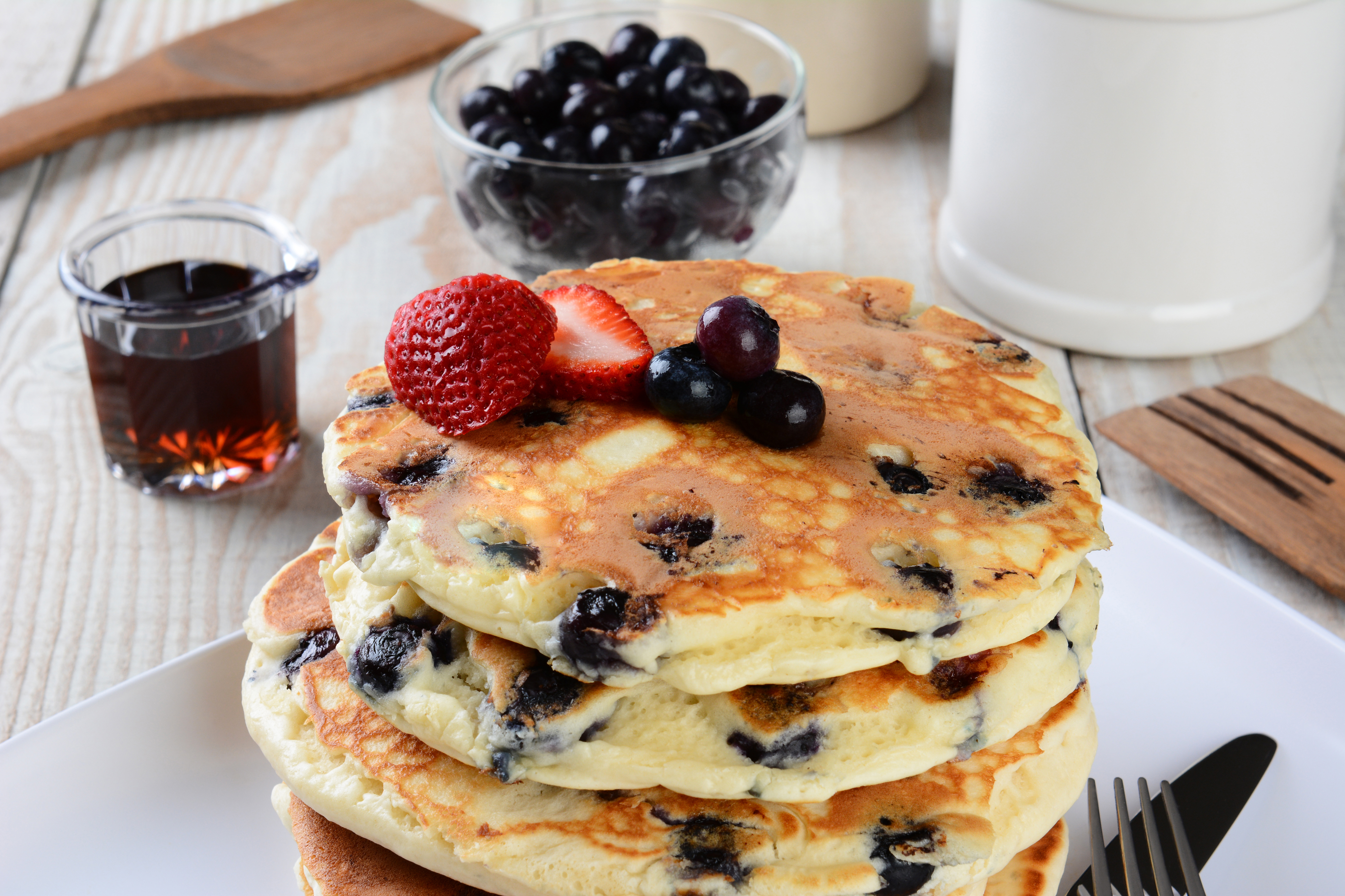 Pancake breakfast. Оладьи с черникой. Овсяные оладьи с ягодами. Блинчики на завтрак. Панкейки с ягодами.