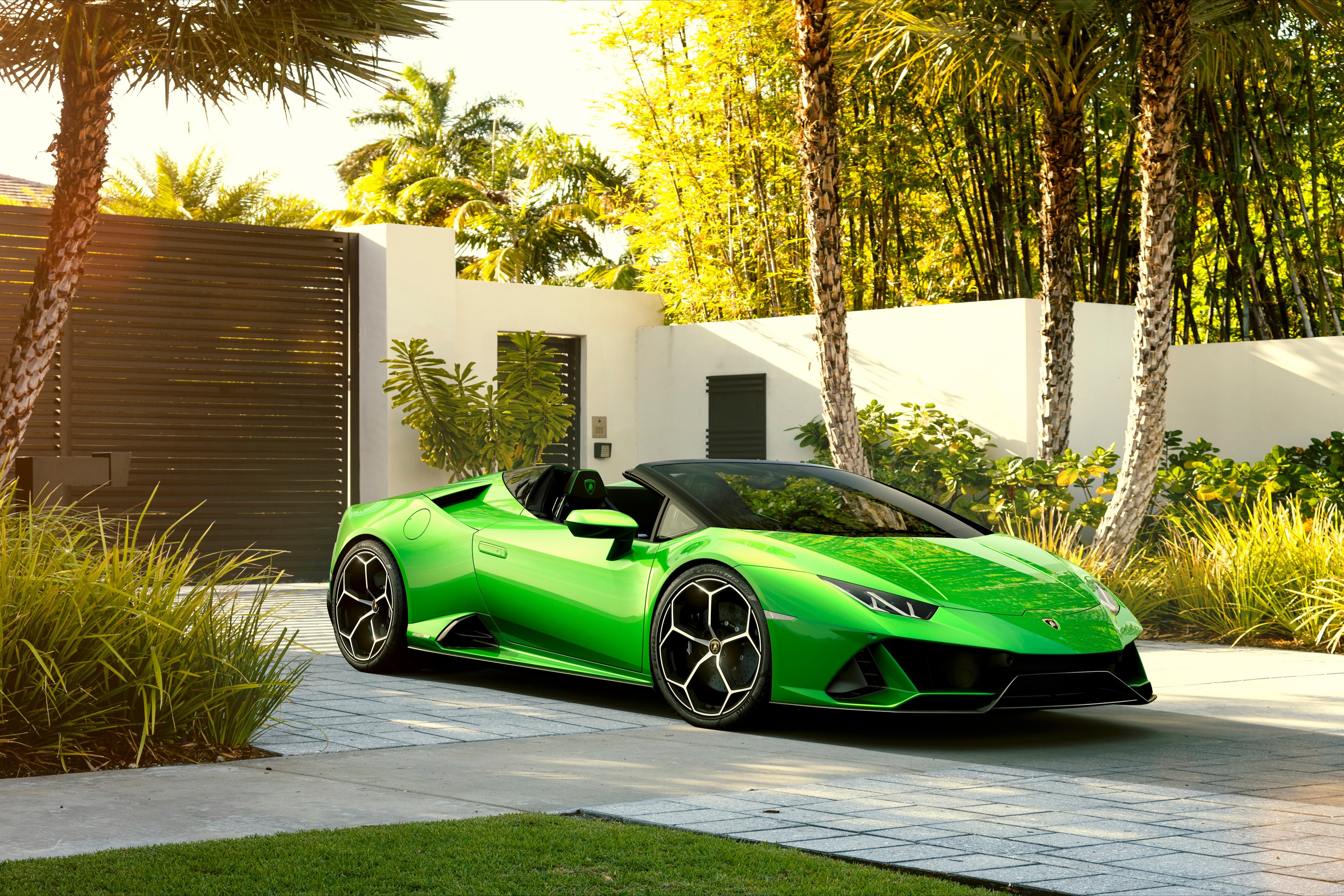 Автомобиль оби. Lamborghini Huracan EVO Spyder. Ламборджини Хуракан зеленая. Ламборгини Хуракан салатовая. Суперкары Ламборджини Хуракан.
