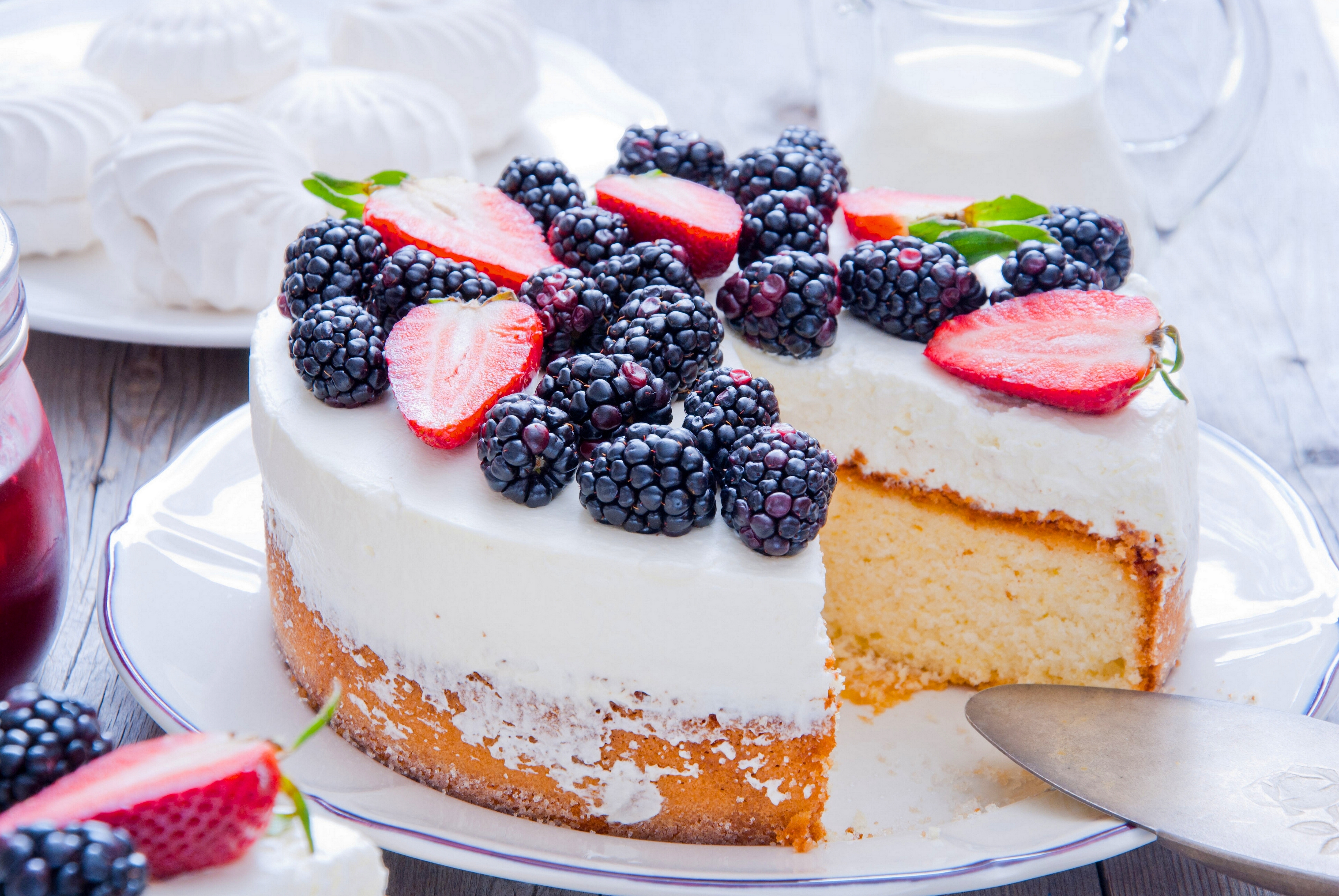 Fresh cakes. Красивые торты. Пирожное с ягодами. Торт с ягодами. Тортик с ягодами и сладостями.