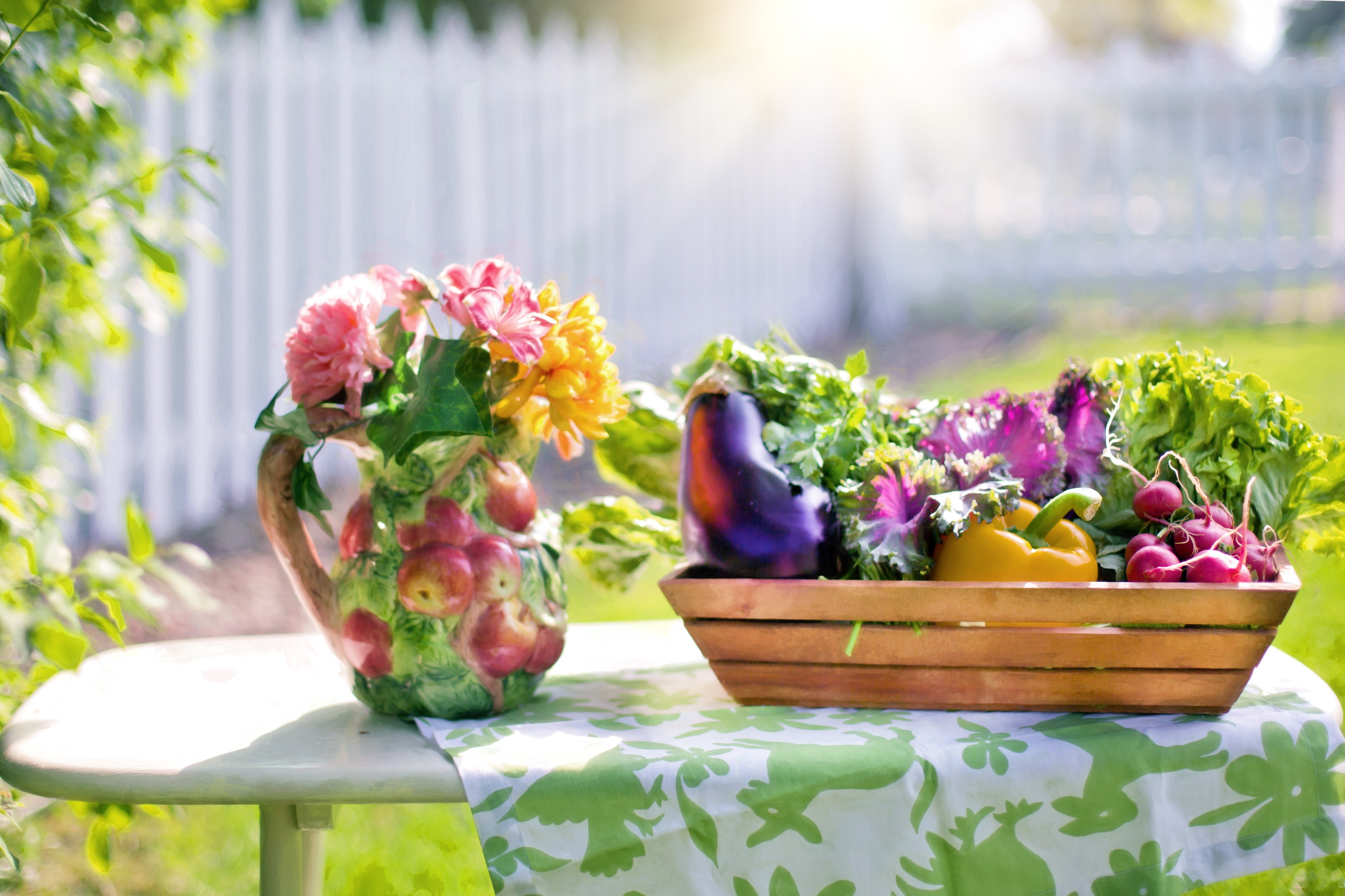 Сады фруктов овощей. Летний огород. Сад в августе. Летний сад со столом. Лето дача цветы.