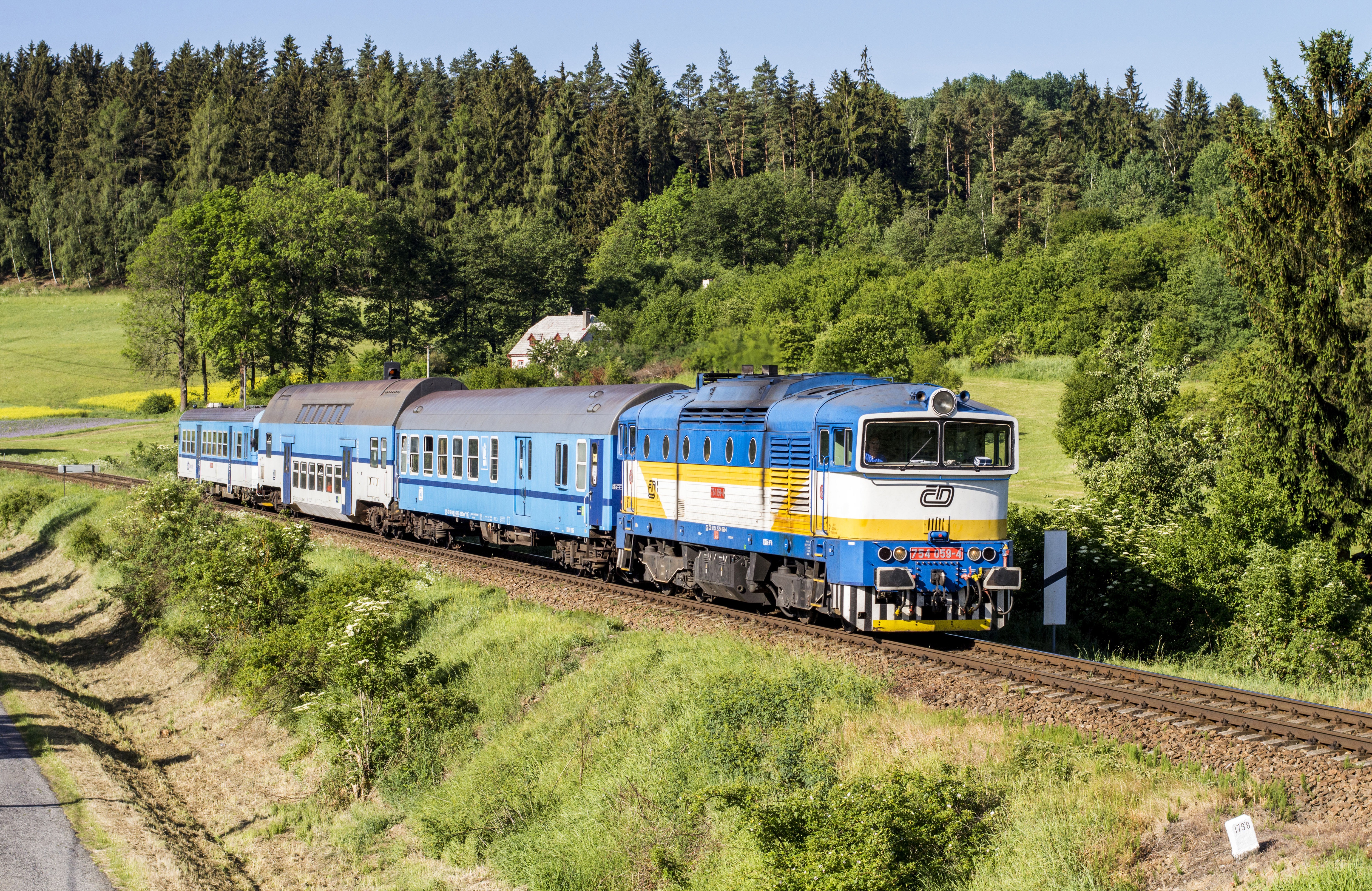 Train. Чешский Локомотив тепловоз. Тепловозы Чехии. Чешский тепловоз 742. Поезд.