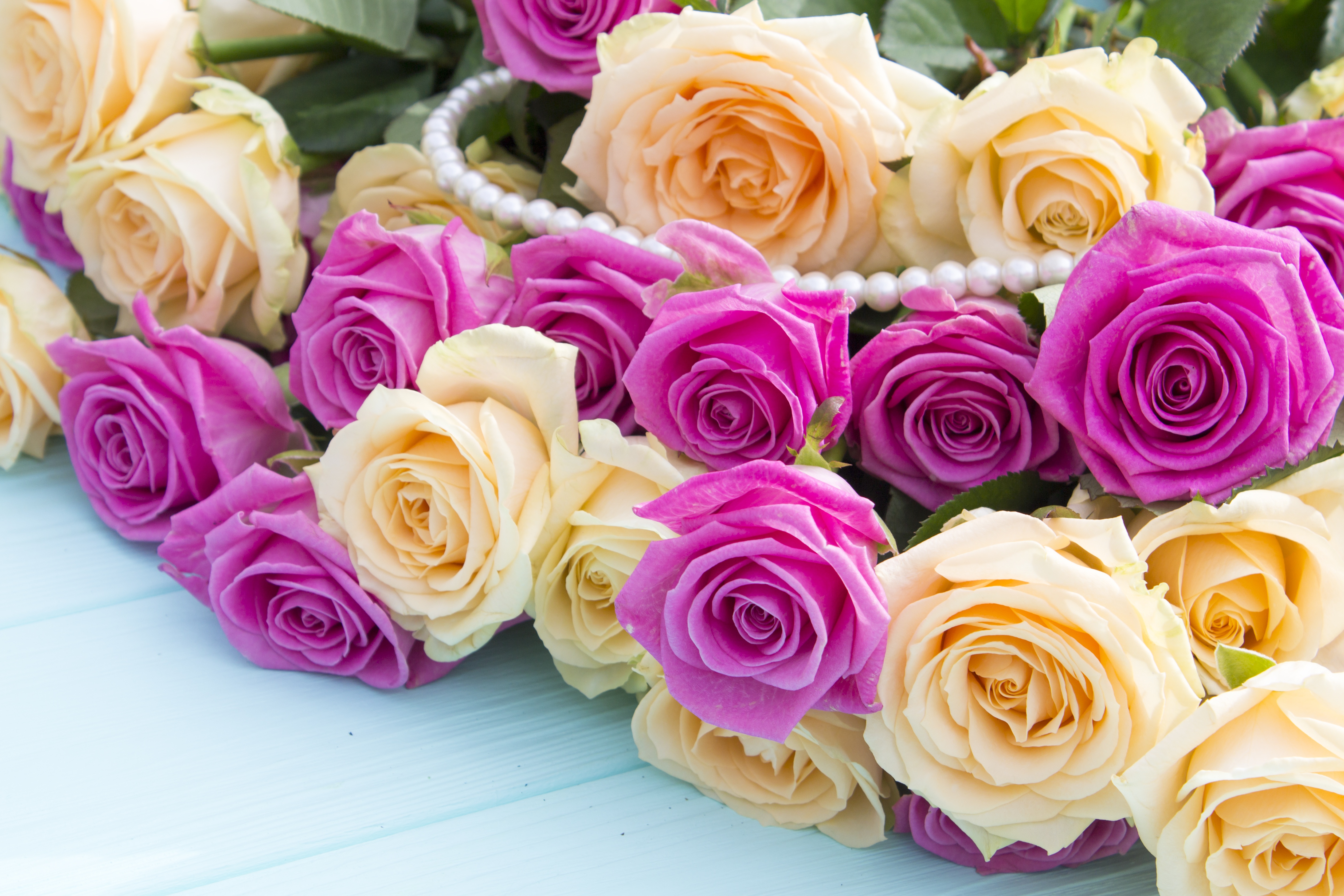 Много цветов на столе. Роскошные цветы. Цветы букеты шикарные. Красивые цветочки. Красивый букет роз.