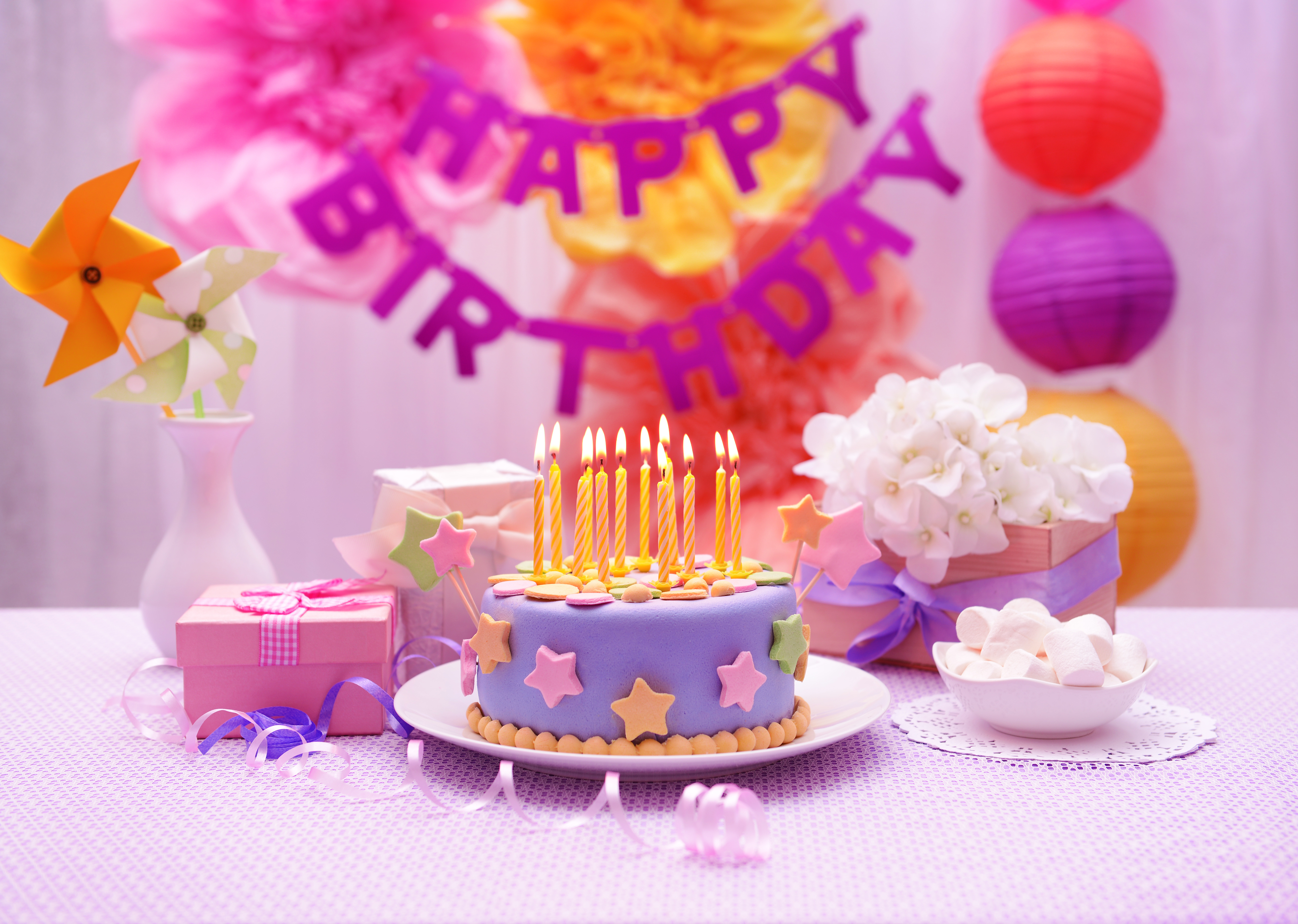 Ден рождения. Тортики на день рождения. Торт с днем рождения!. С днем рождения торт и цветы. С днем рождения тортиктик.