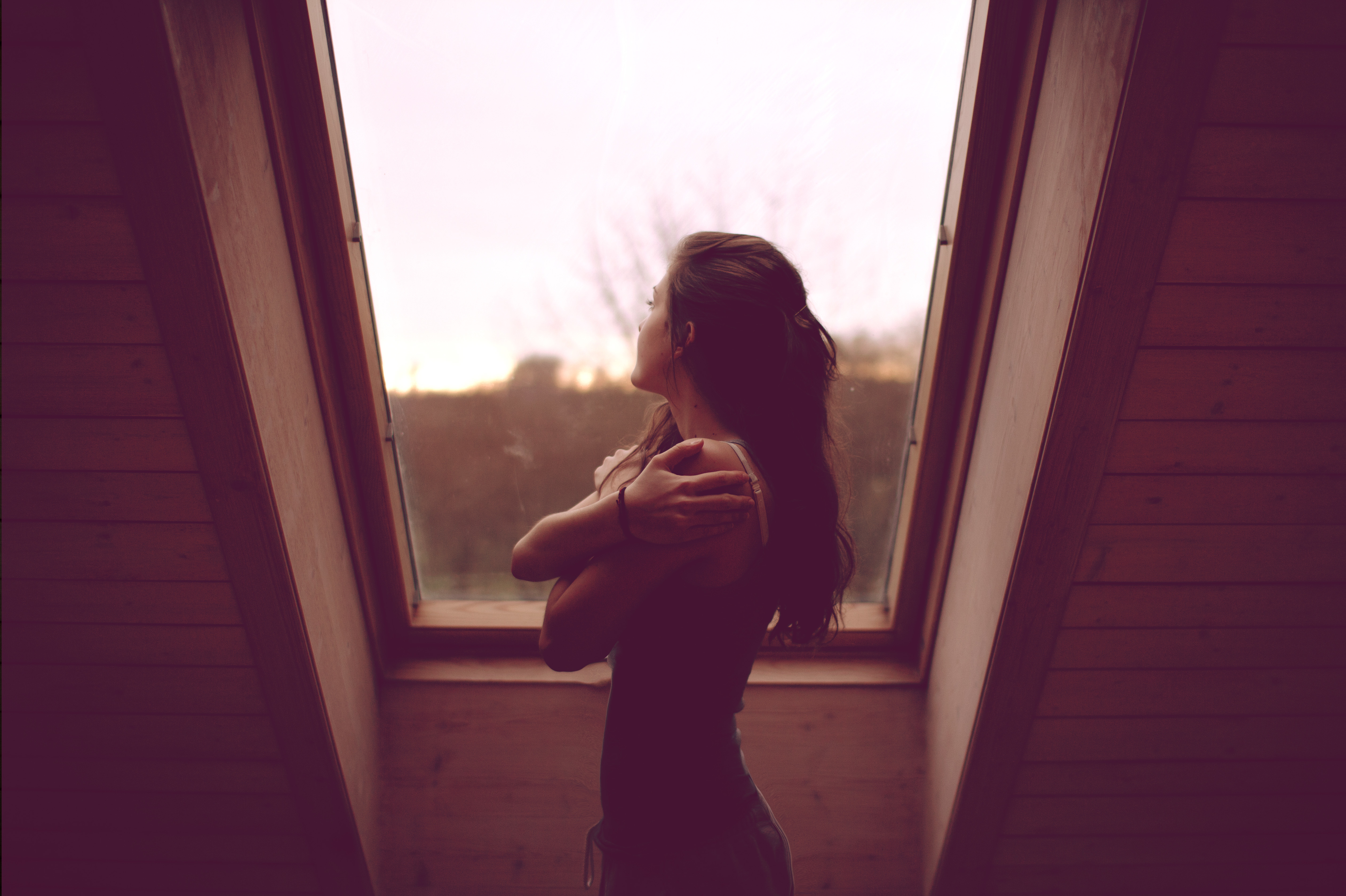 Фото брюнетку дома. Брюнетка со спины. Брюнетка возле окна. Девушка у окна со спины. Брюнетка у окна со спины.
