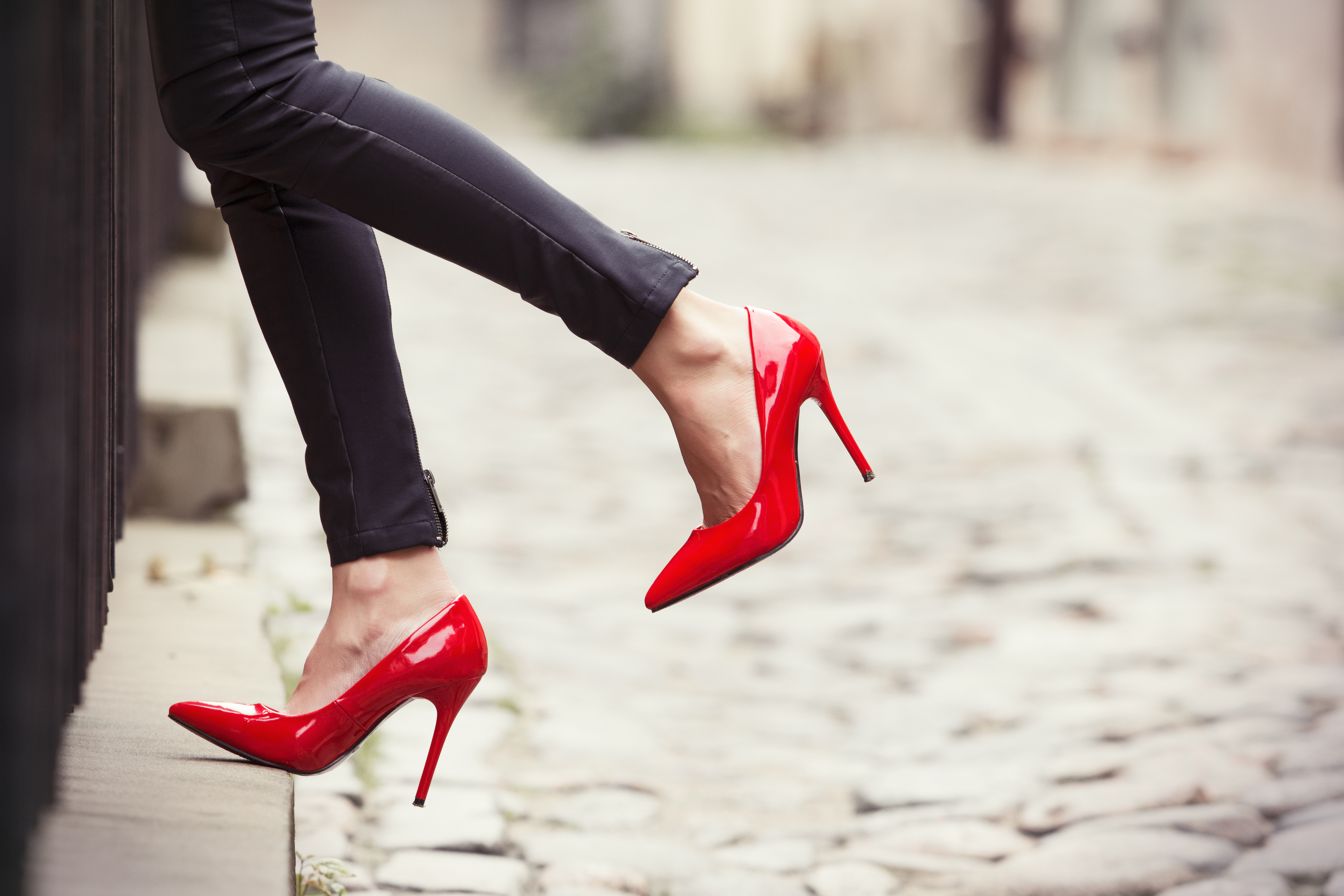 Девушки на каблуках. Стилетто Годес. Туфли на каблуке. Девушка в красных туфлях на каблуке. Красивые ноги в туфлях.