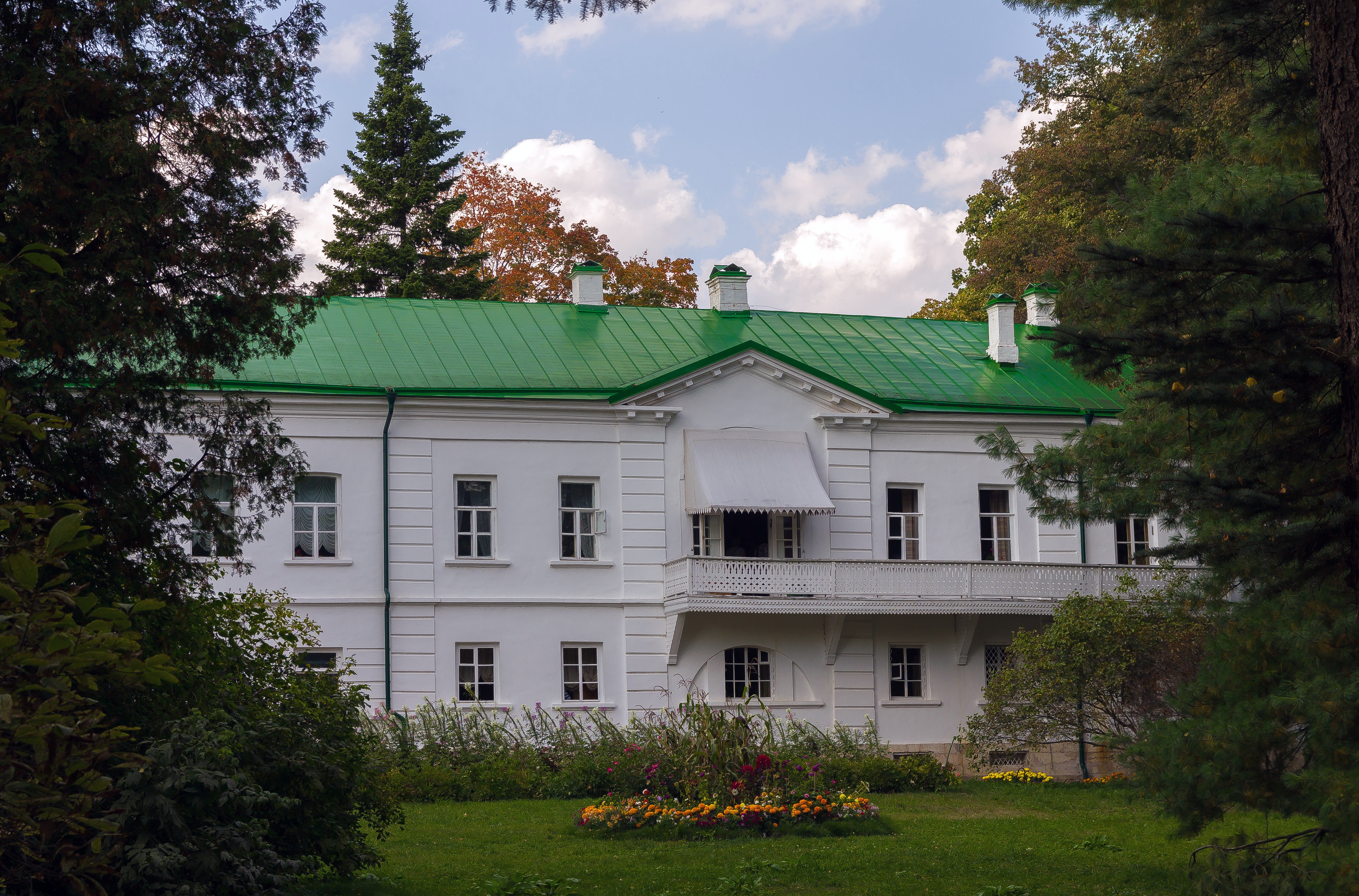 Купить дом в лев толстой. Лев толстой Ясная Поляна. Ясная Поляна Льва Николаевича Толстого. Ясная Поляна усадьба Толстого школа. Дом-школа в Ясной Поляне Толстого.