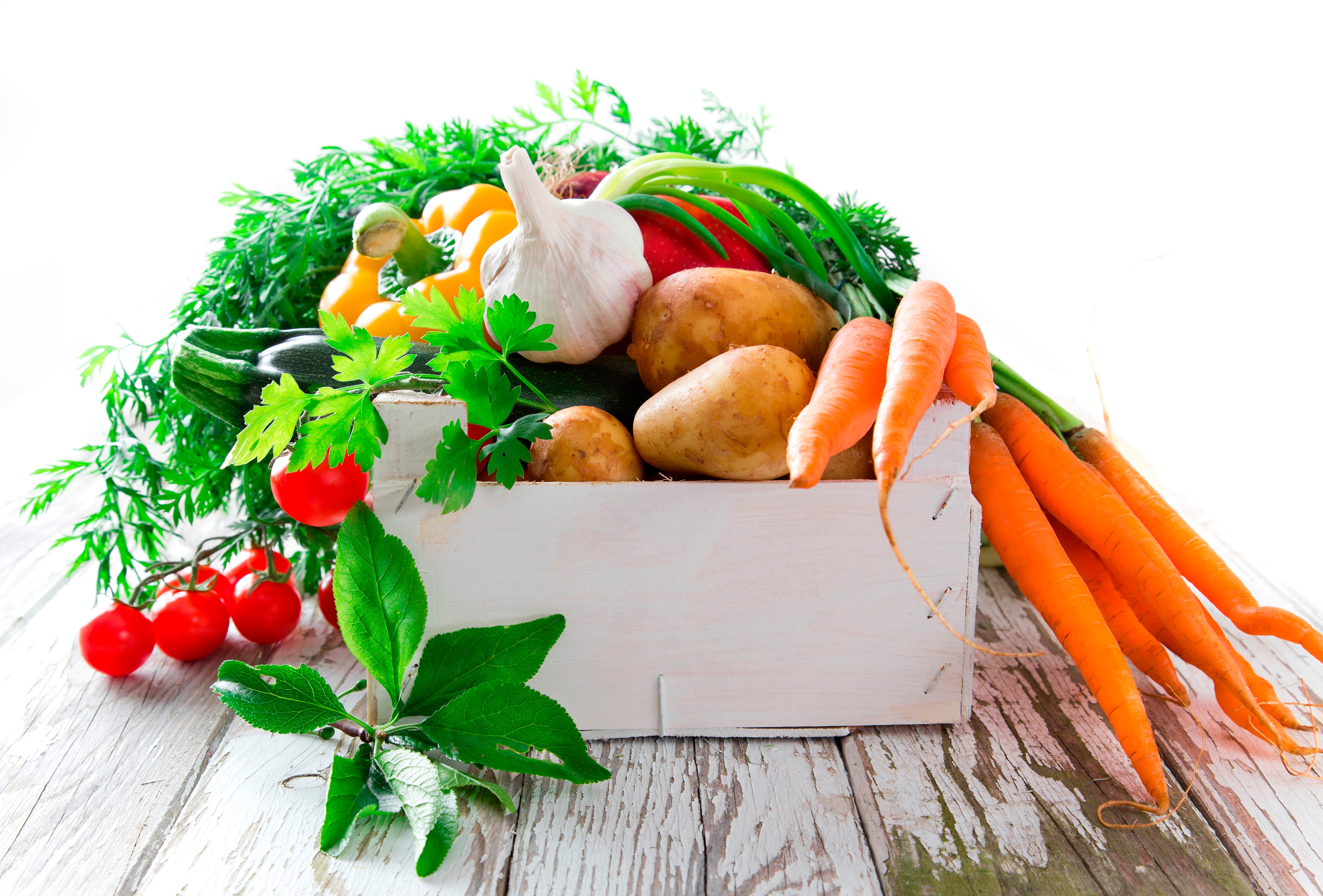 Доставка свежести. Овощи на белом фоне. Овощи и фрукты на белом фоне. Свежие овощи. Овощи в ящике.