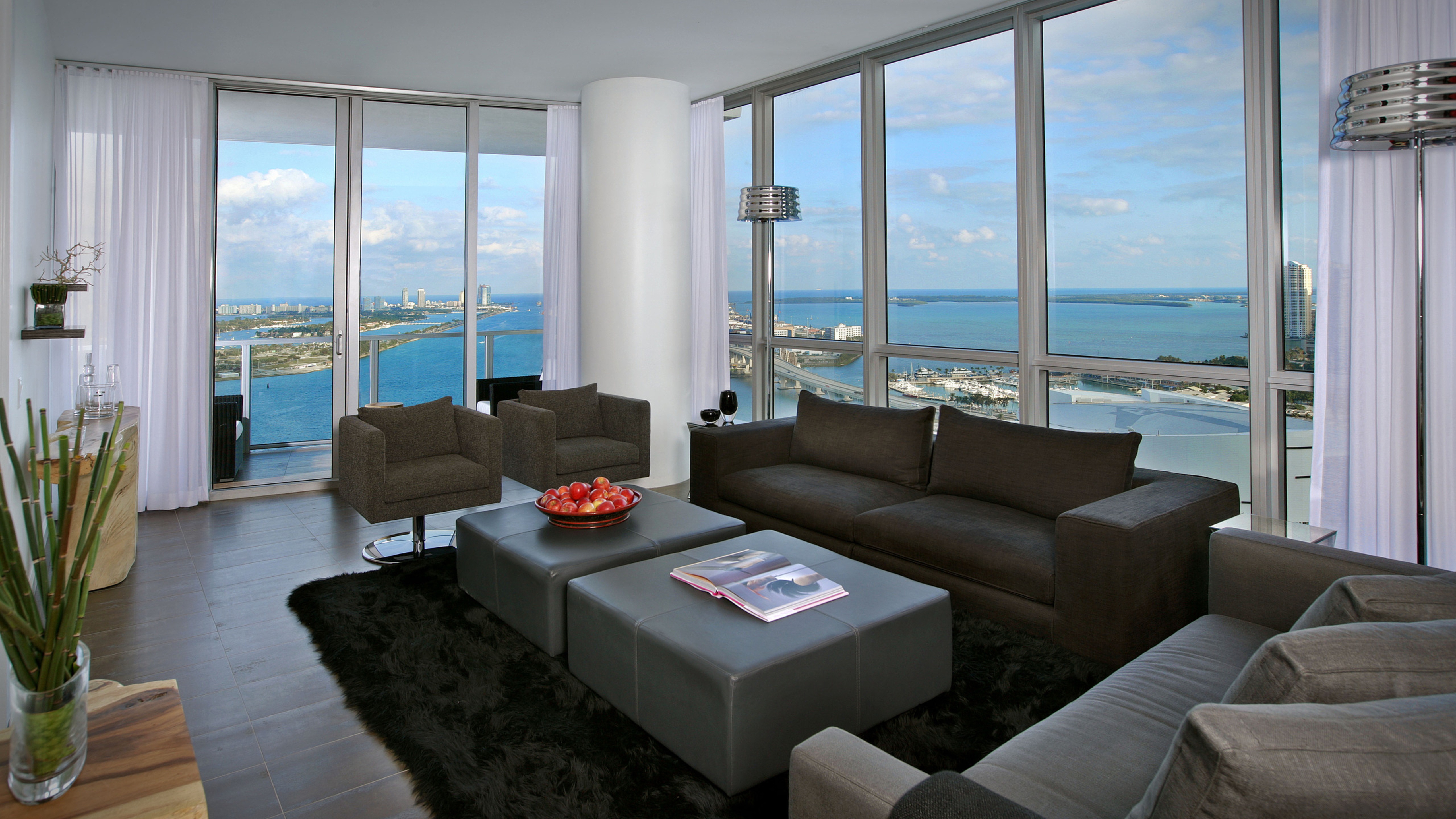 Виды квартир. Скай Ривер панорамные окна. Гостиная с панорамным видом. Квартира с панорамными окнами. Гостиная с видом на море.