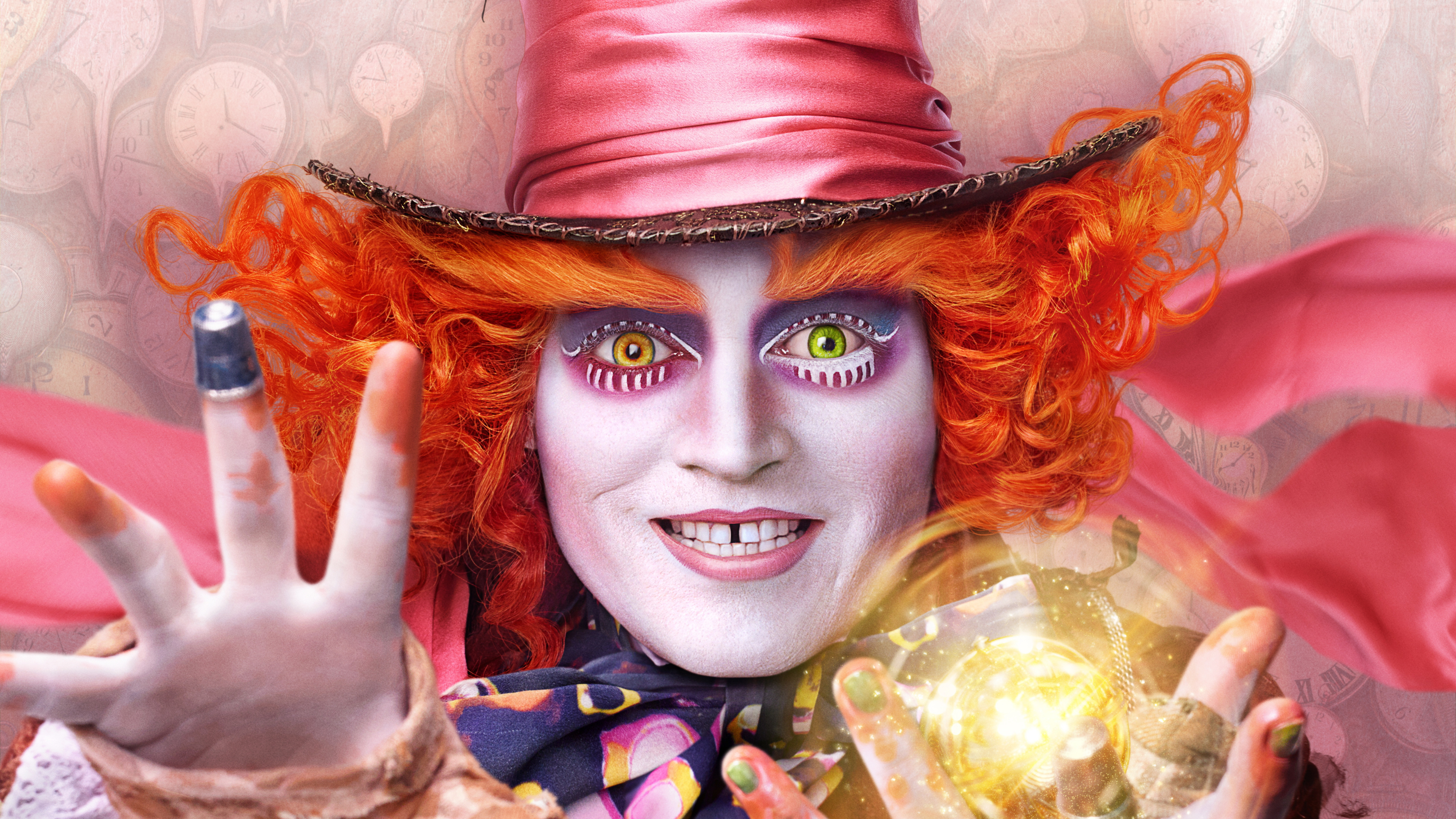 Mad hatter. Джонни Депп Шляпник Алиса. Алиса в Зазеркалье Шляпник. Шляпочник из Алисы в стране чудес. Болванщик Алиса в Зазеркалье.