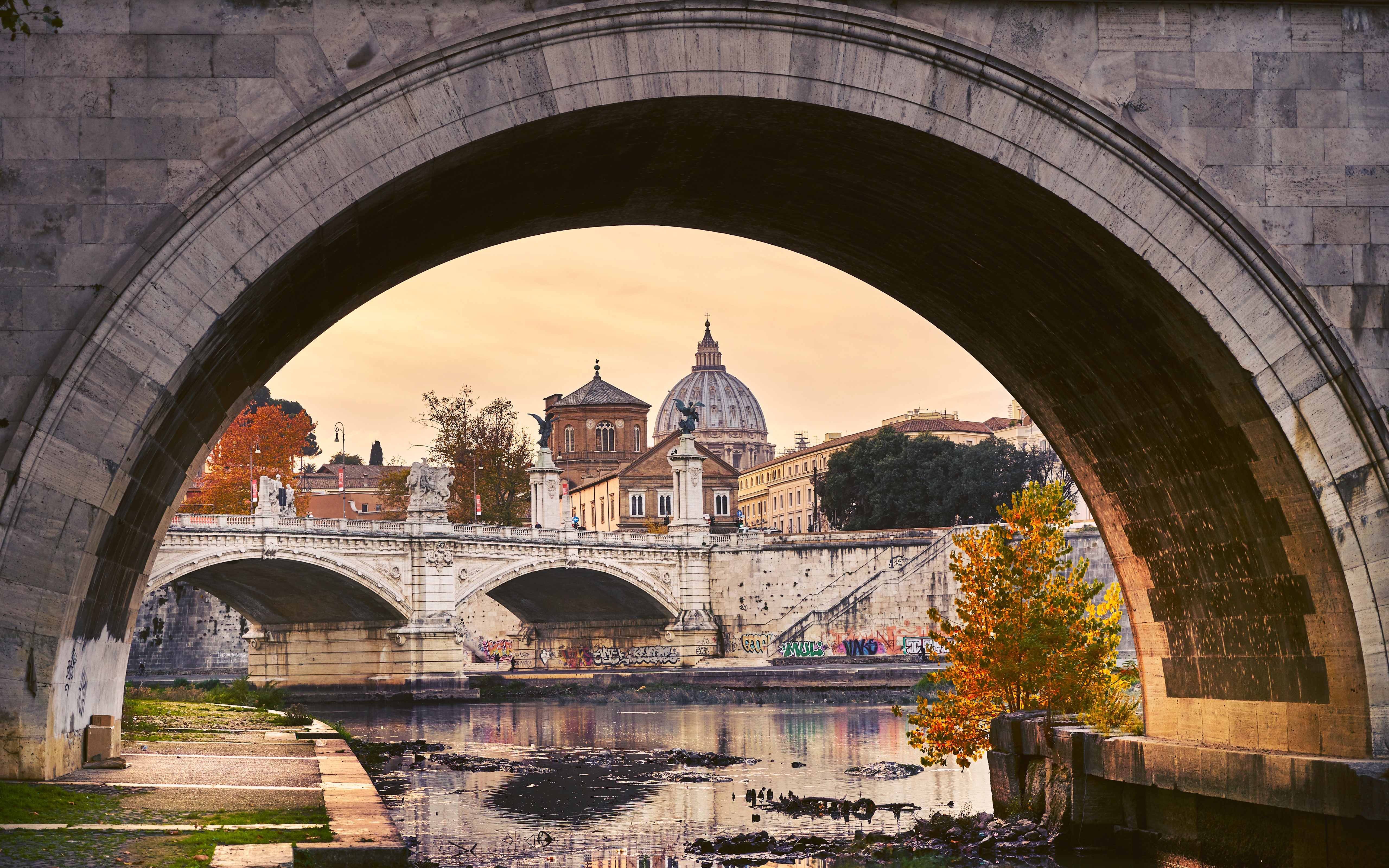 Арка в воде. Арочный мост в Риме. Мост Санта-Тринита арочные мосты Италии. Арка в Италии мост. Каменный мост в Италии.