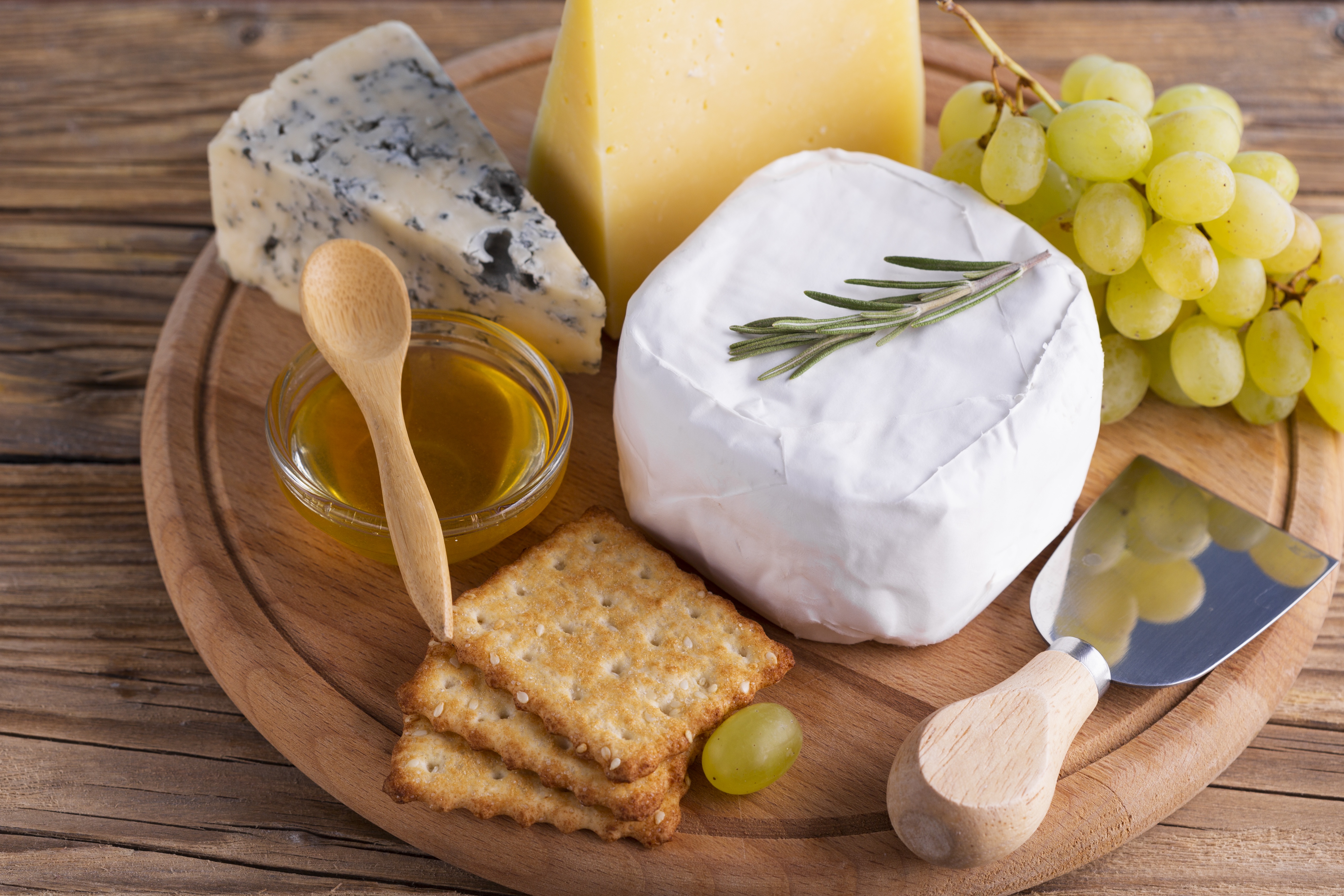 Сыр растительного происхождения. Сыр Saint Nectaire. Вкусный сыр. Красивый сыр. Сыр с медом.