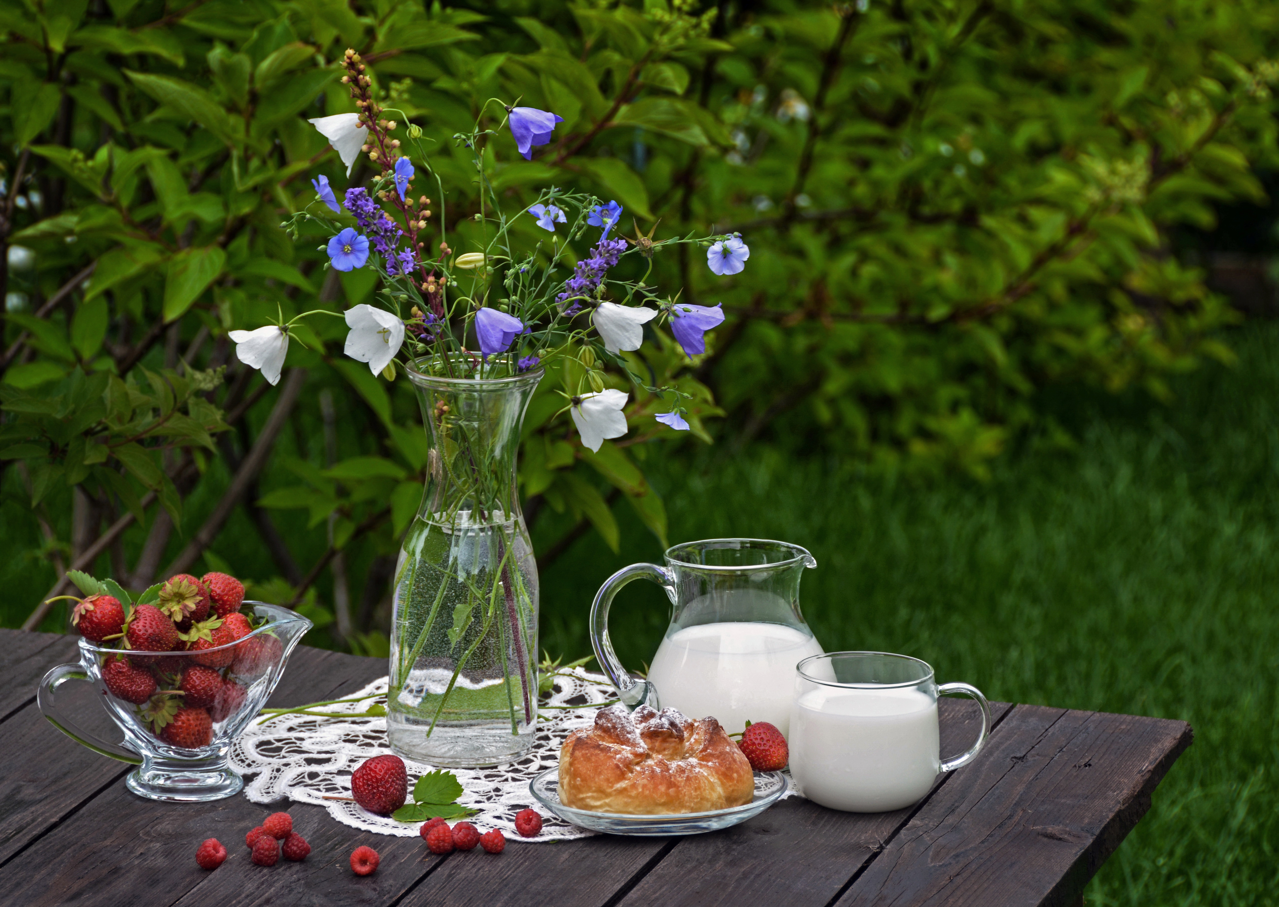 Утро картинки красивые летние. Летнее чаепитие. Натюрморт на природе. Летнее чаепитие в саду. Чаепитие в весеннем саду.