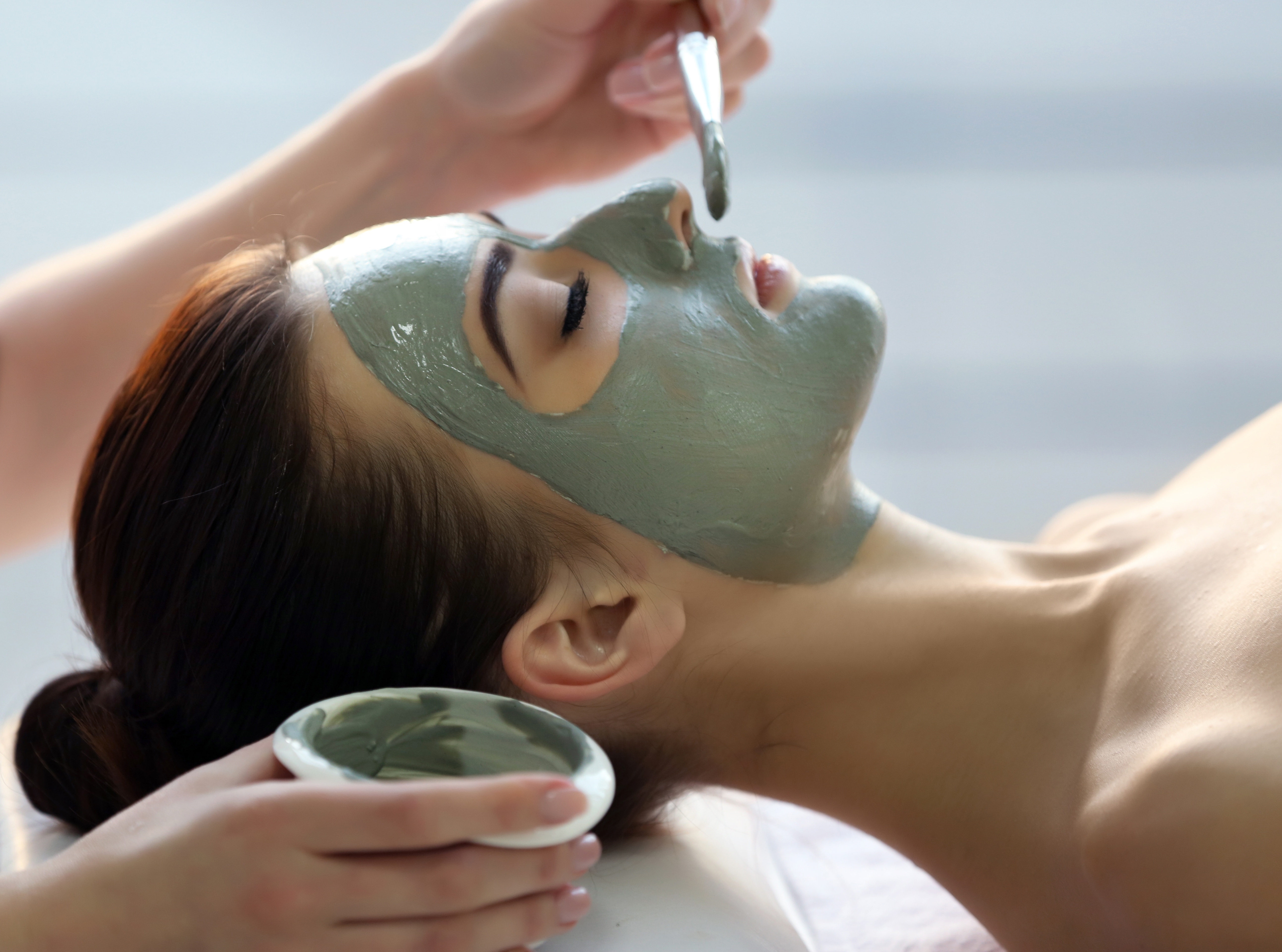 Massage mask. Thalasso Bretagne обертывание. Водорослевая альгинатная маска. Спа для лица. Спа процедуры для лица.