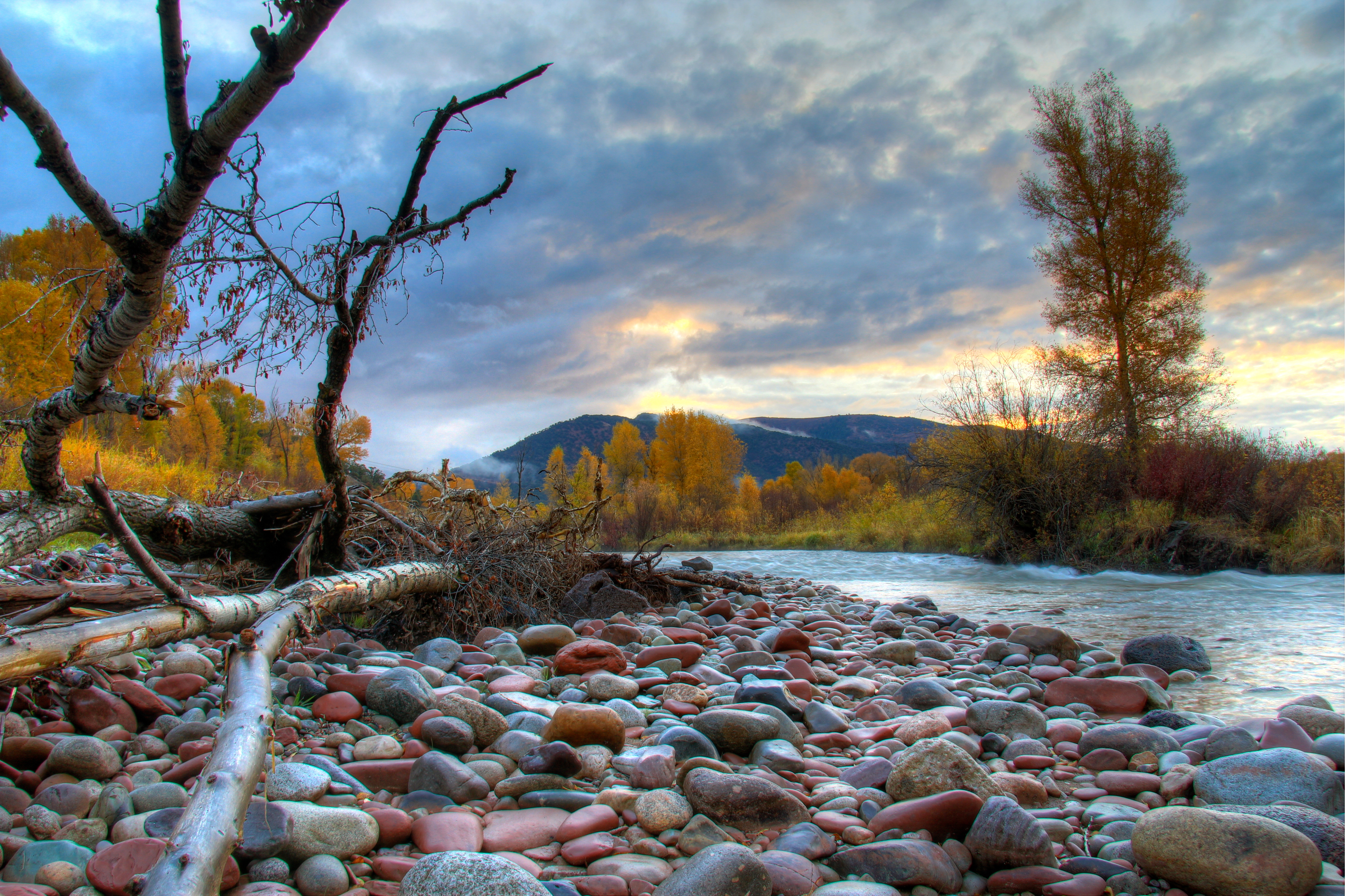 Stone river. Камни валуны берег река ручей. Горная река камни. Горная речка с камнями. Каменный берег реки.