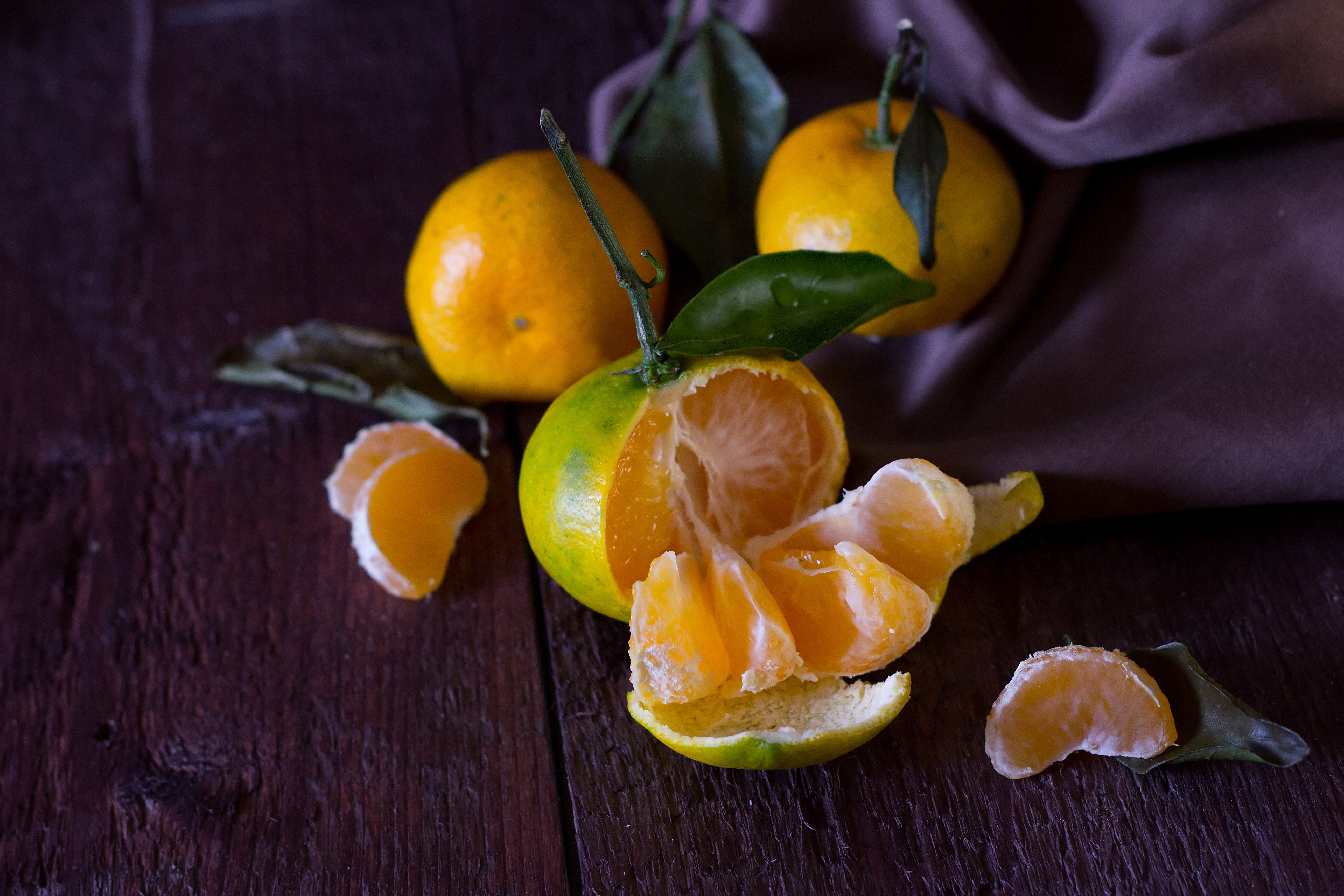 Мандарин фрукт витамины. Неспелый мандарин. Цитрус фрукты. Апельсин и лимон. Мандарин на черном фоне.
