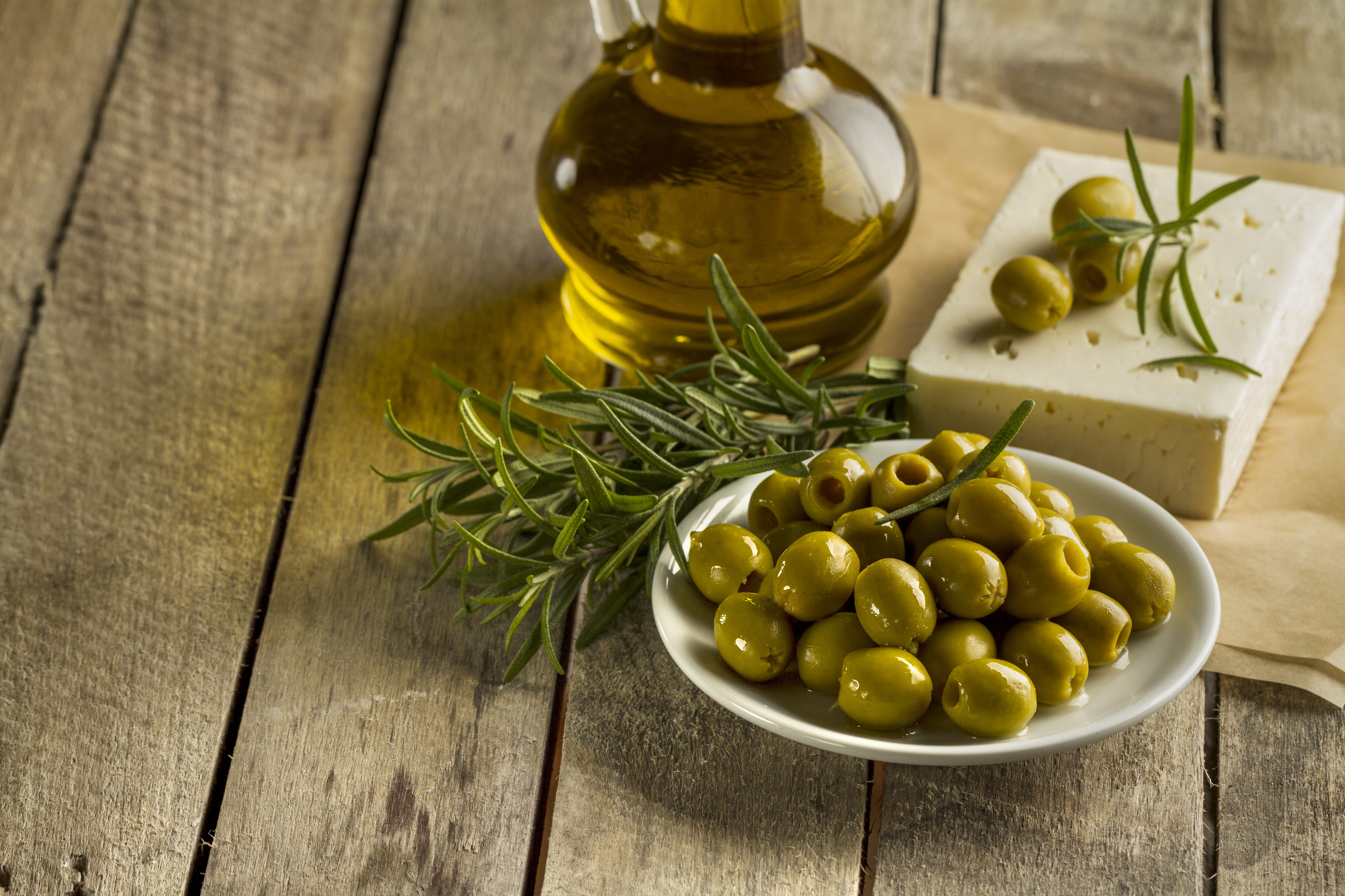 Оливковое масло холодного польза. Оливки или маслины. Оливковое масло. Оливки масло. Греческие оливки.