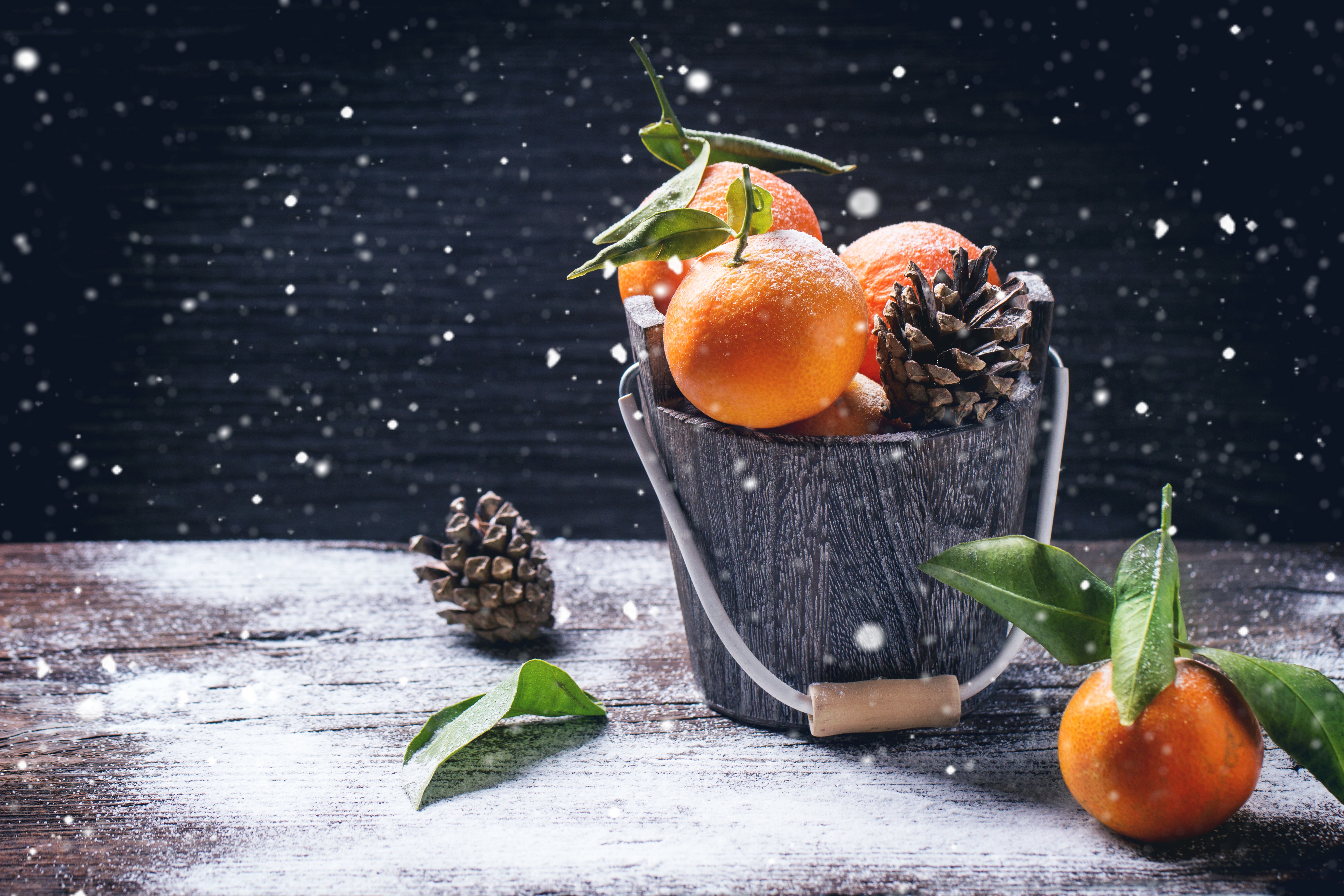 Мандарины на зиму. Новогодний мандарин.. Зимний натюрморт. Мандарины новый год. Апельсины зимой.