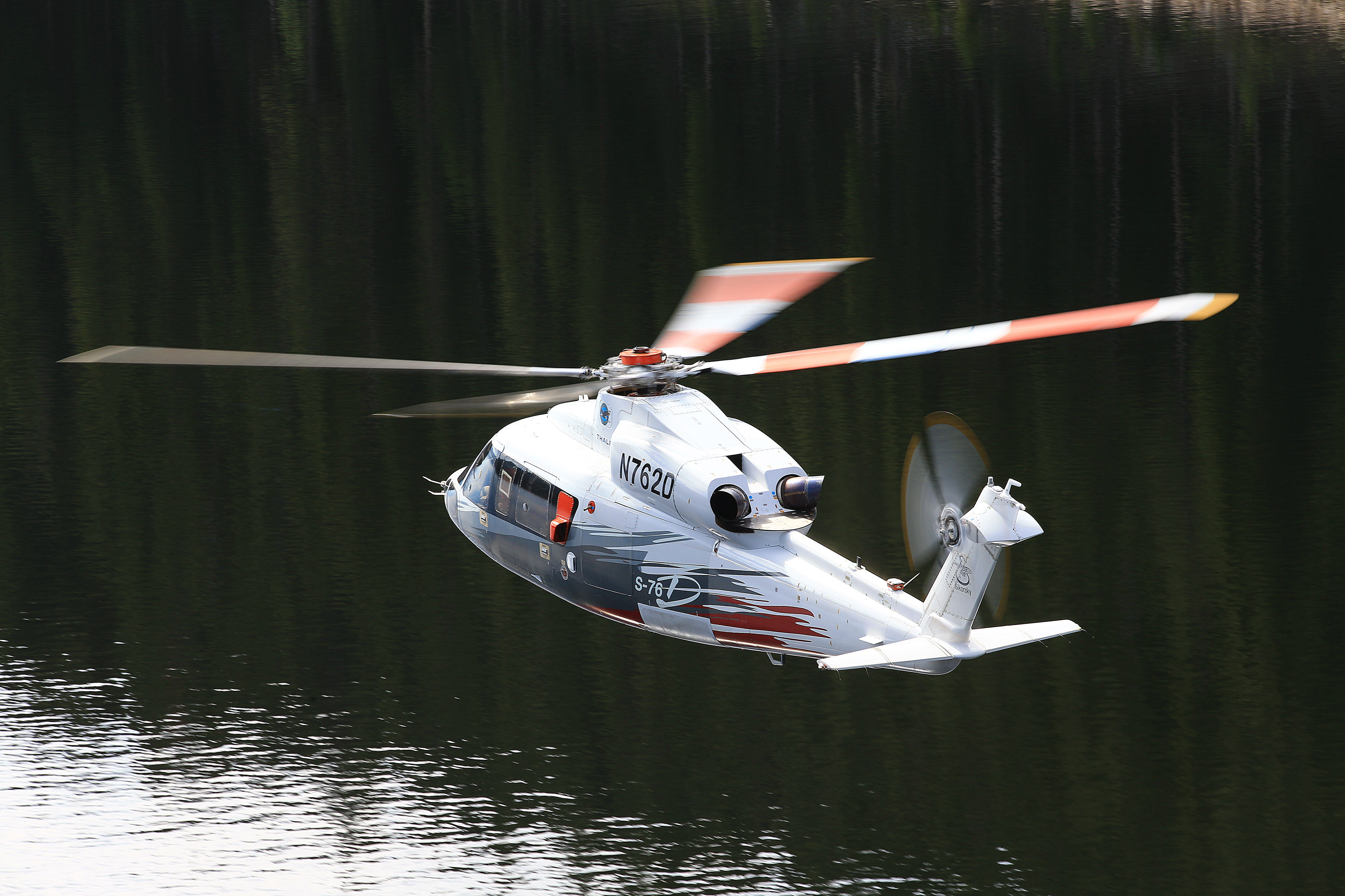 Вертолеты над озером. Вертолет Sikorsky s-76. Вертолеты Sikorsky 76. S-76. Вертолет Сикорский МТ-500.