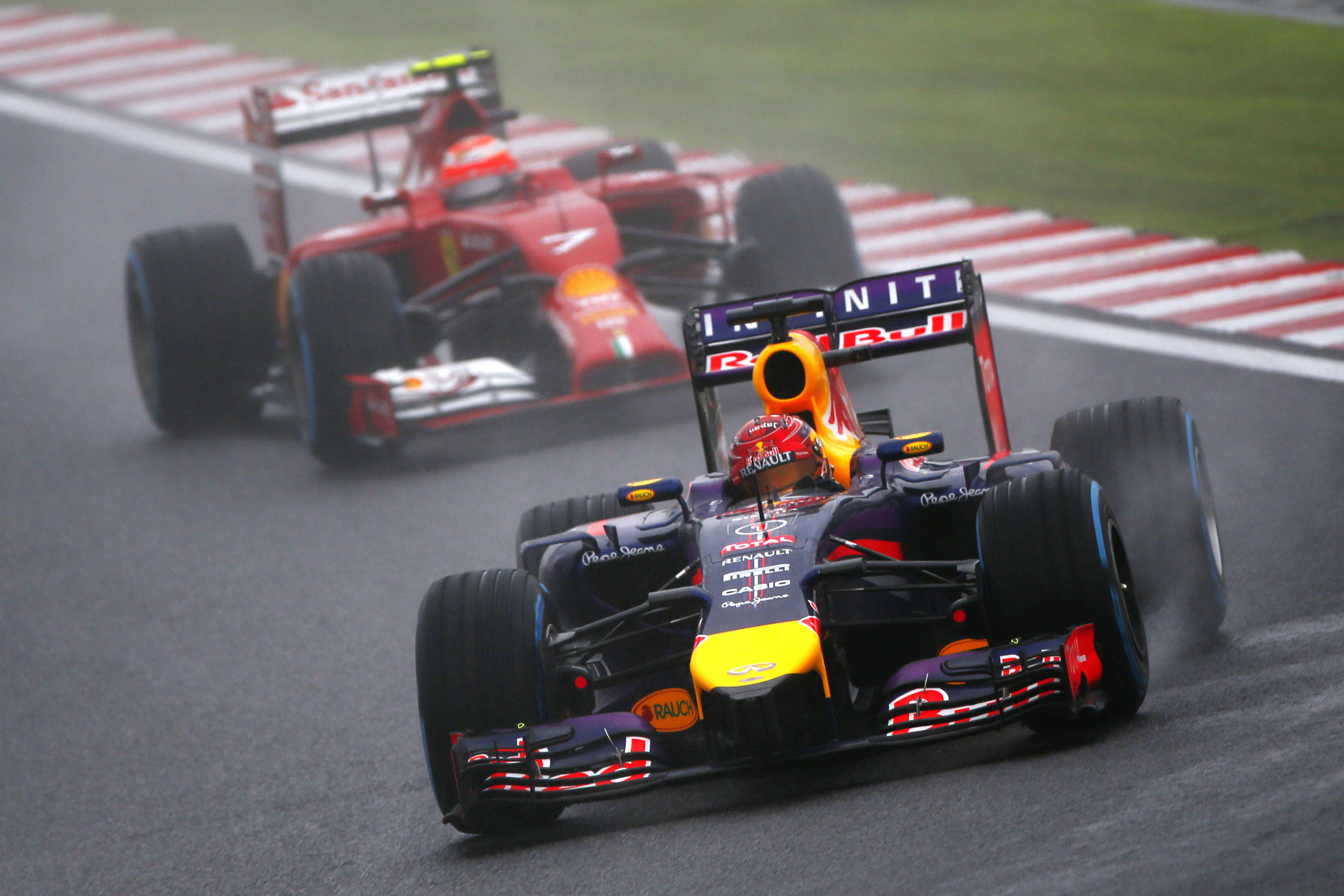 Покажи гонки на 1. Себастьян Феттель в болиде. Sebastian Vettel 2014. Болид f1 Red bull 2023. Гонка формула 1.