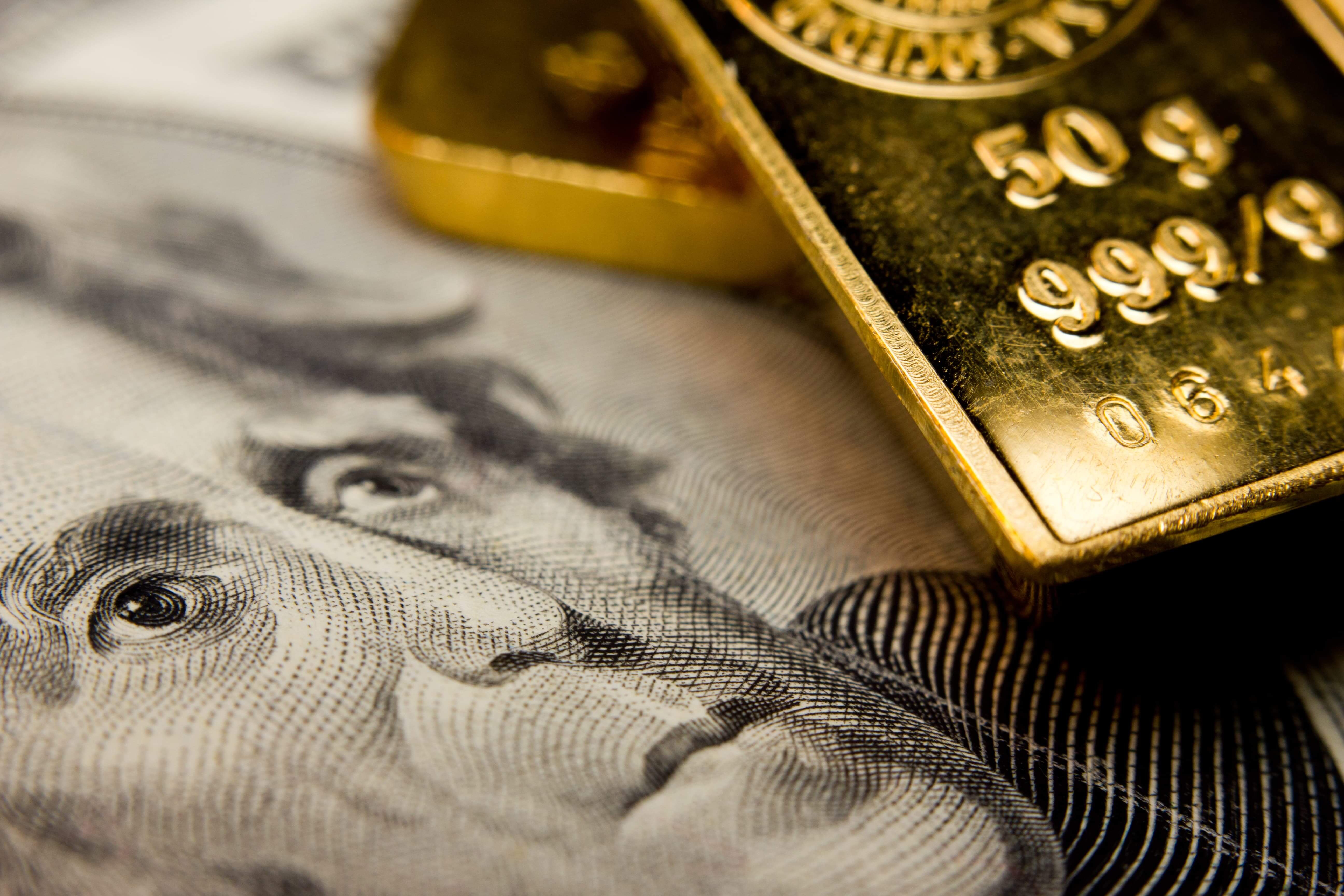 Золото евро доллар. Деньги золото. Золото и доллары. Золото валюта. Золотой стандарт доллара.