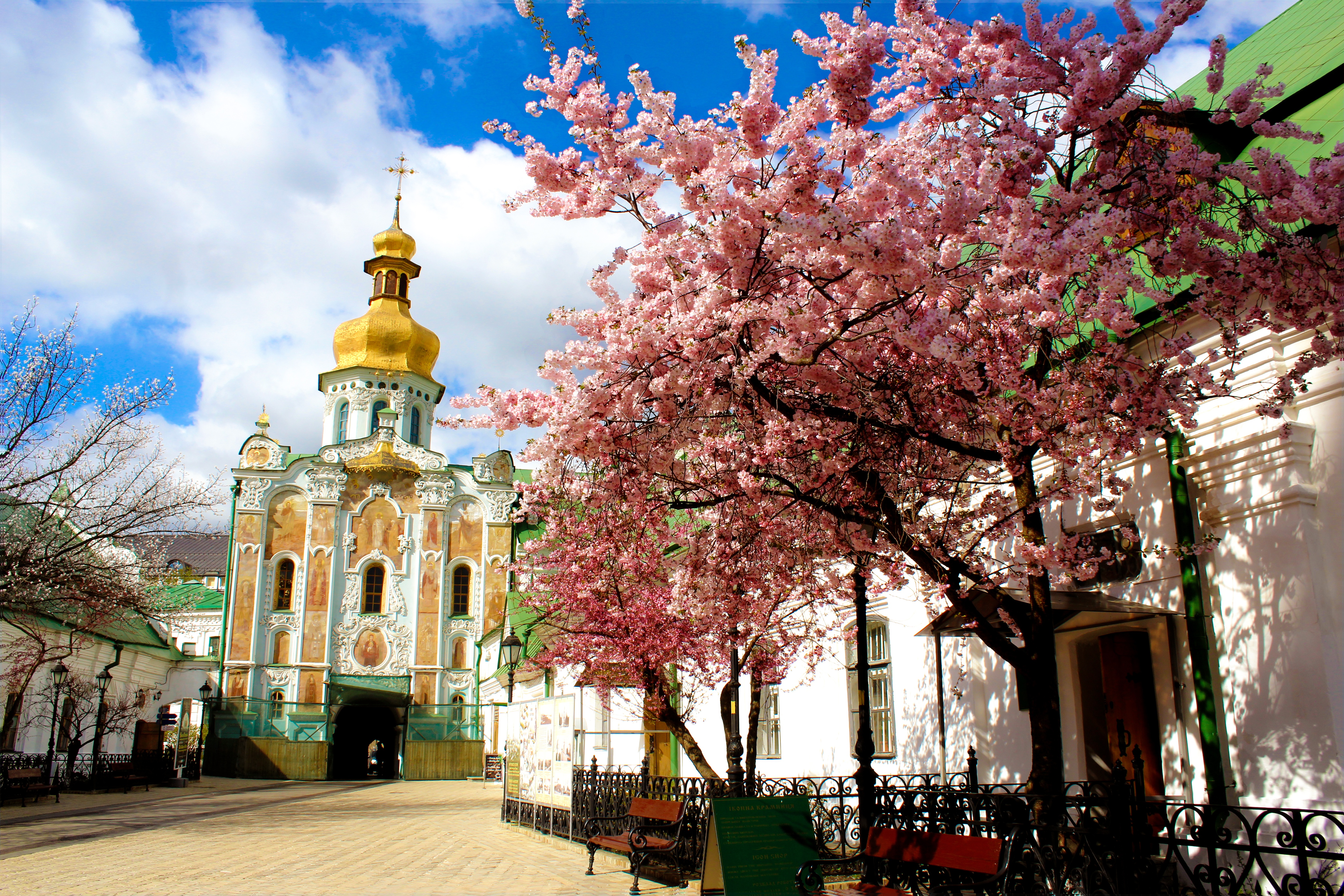 Киев май. Киев храм Весна. Церковь Тюмени Весна. Храм весной. Весна в городе.