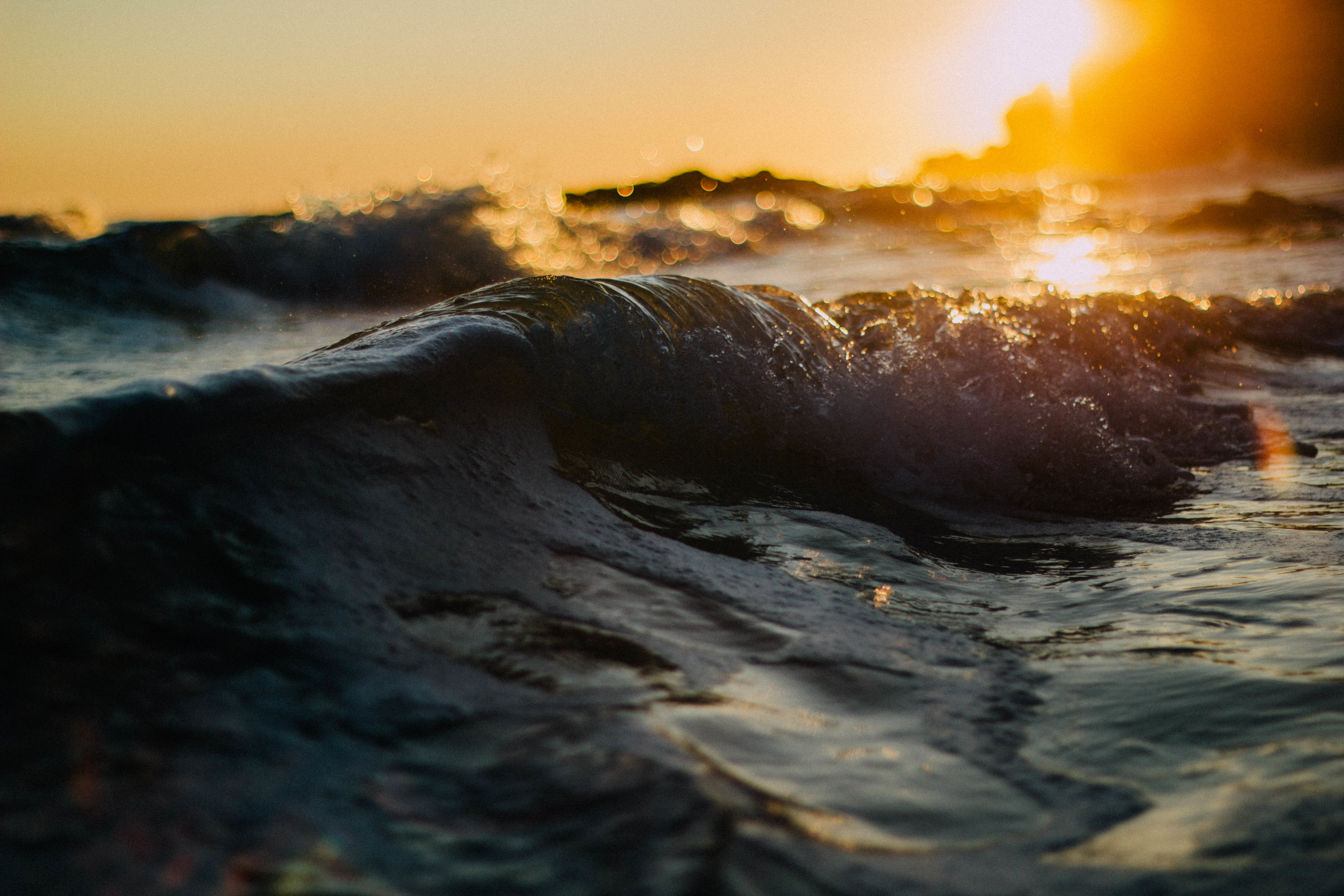 Волны на заре. Море, волны. Море закат волны. Море волны солнце. Волны океана на закате.