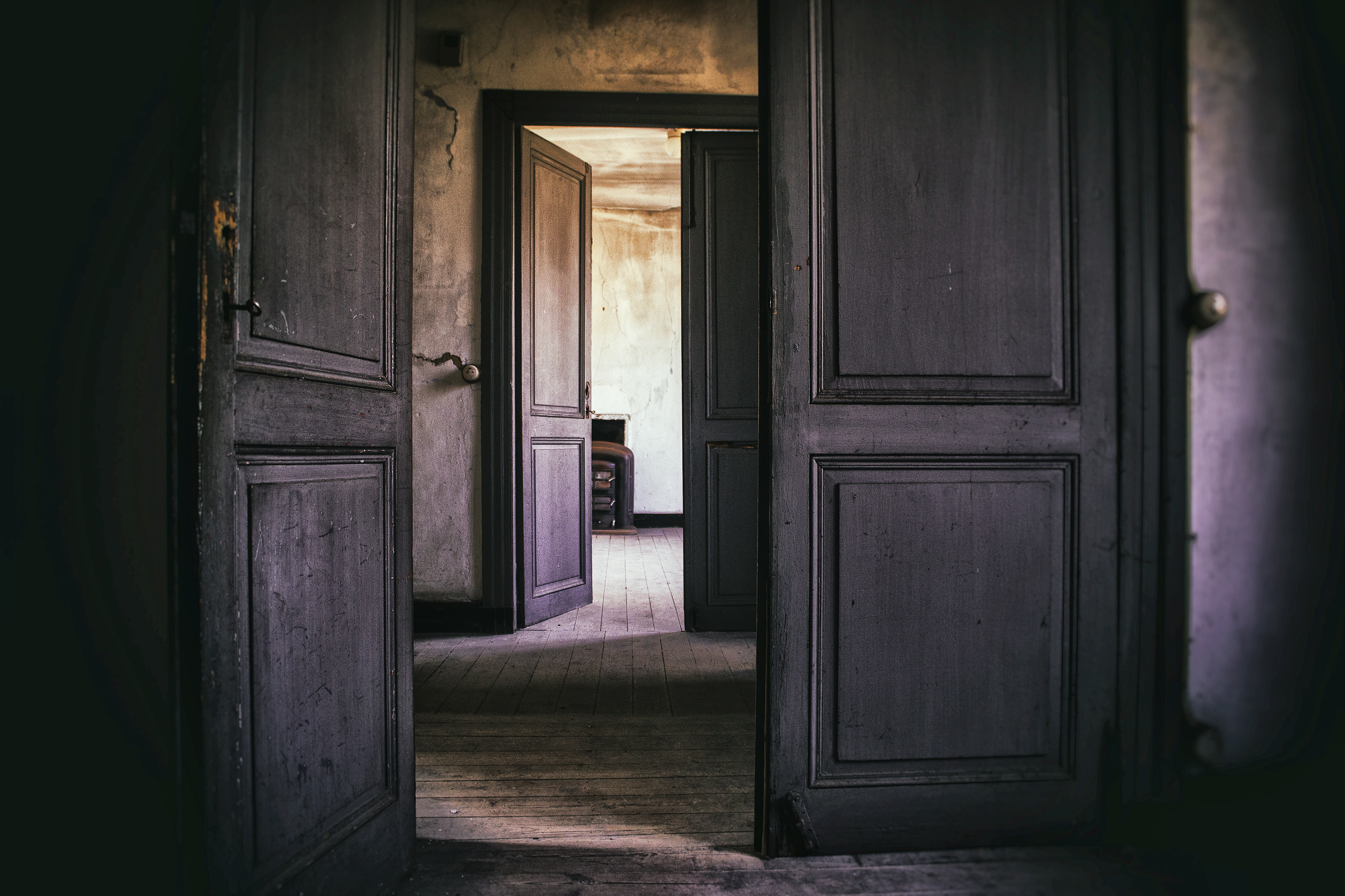 Открытая дверь в кабинет. Открытая дверь. Старая дверь. Старая деревянная дверь. Открытые старинные двери.