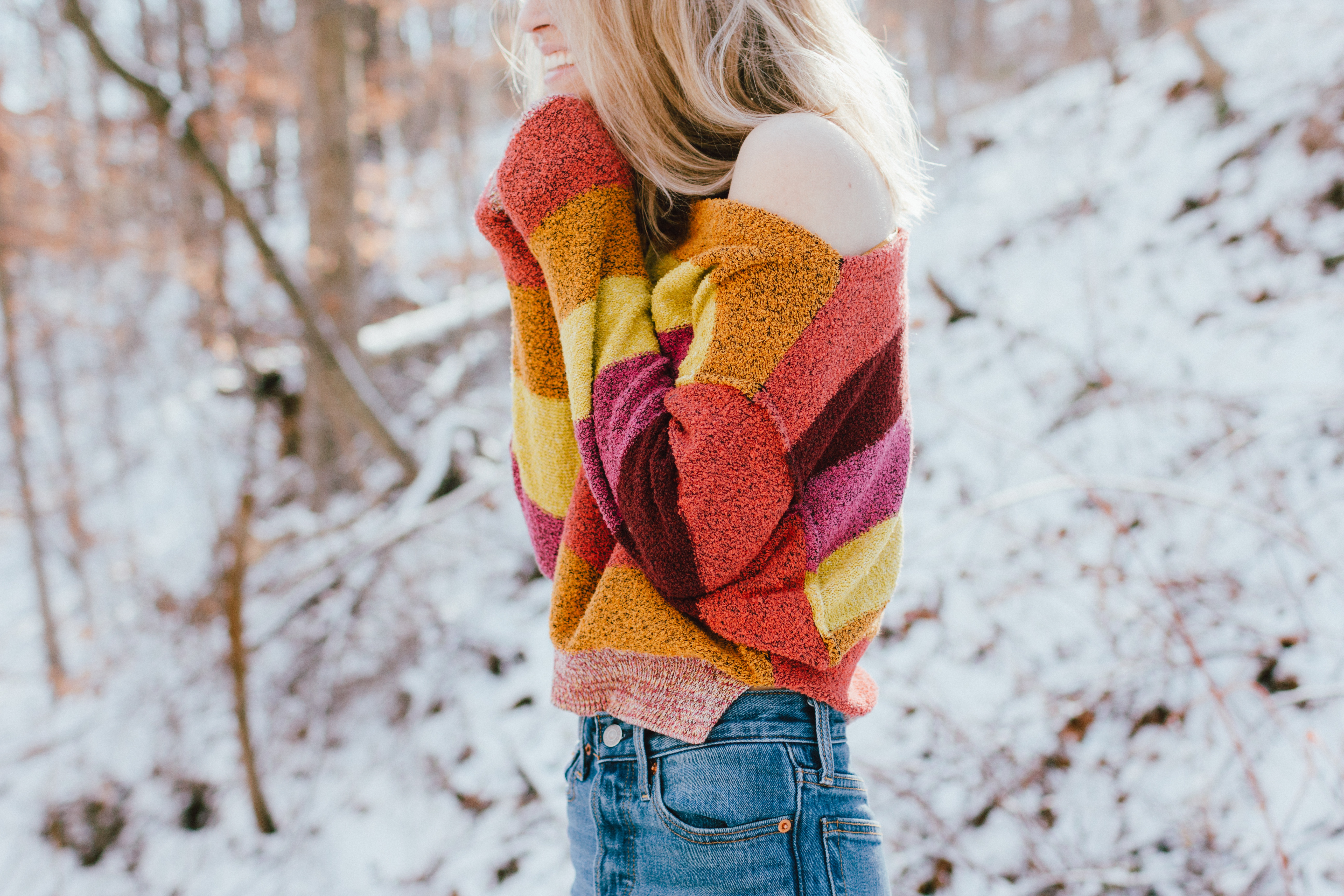 Блондинка в свитере зима