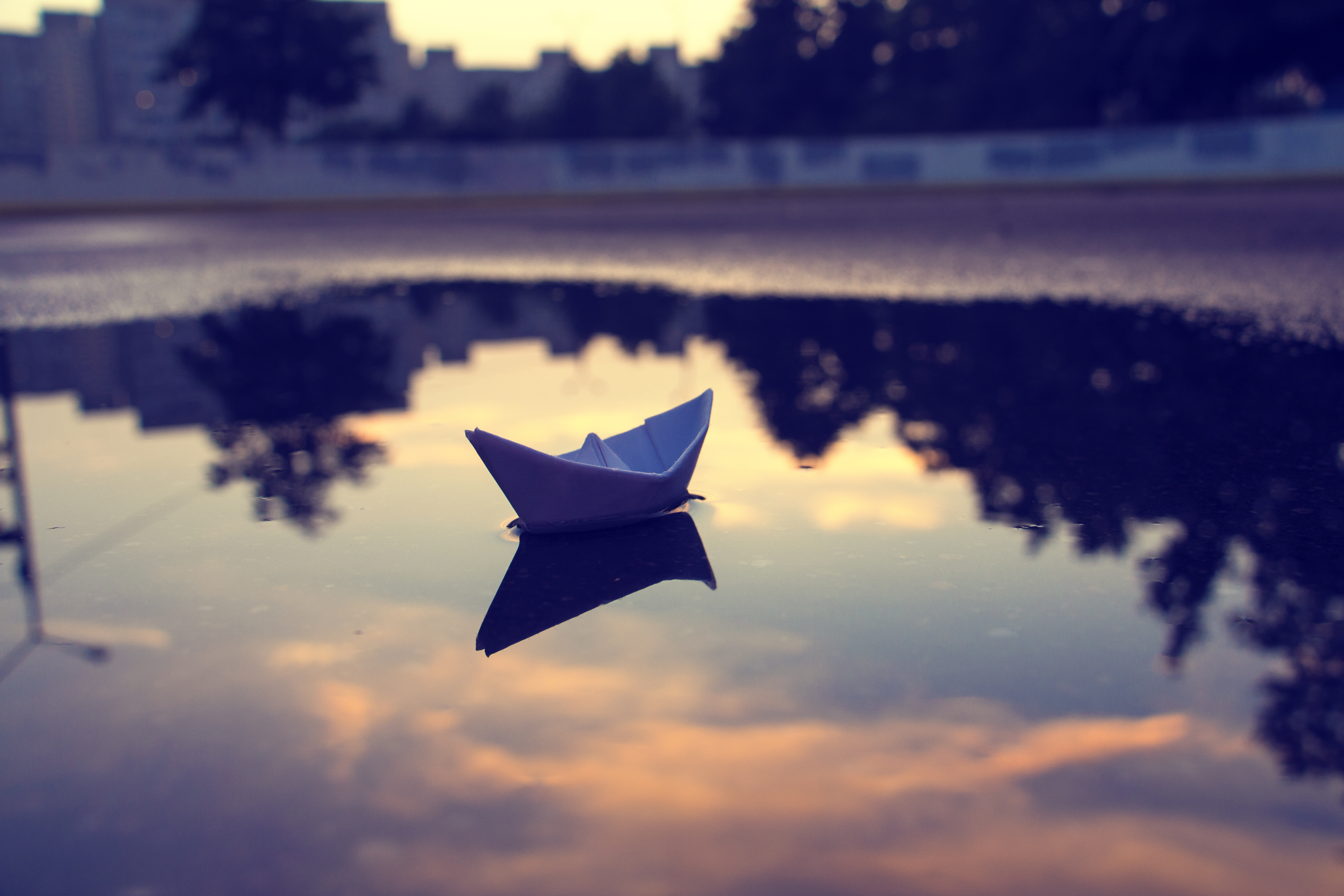 Кораблик из бумаги я по ручью пустил. Бумажный кораблик. Красивый бумажный кораблик. Бумажный кораблик в луже.