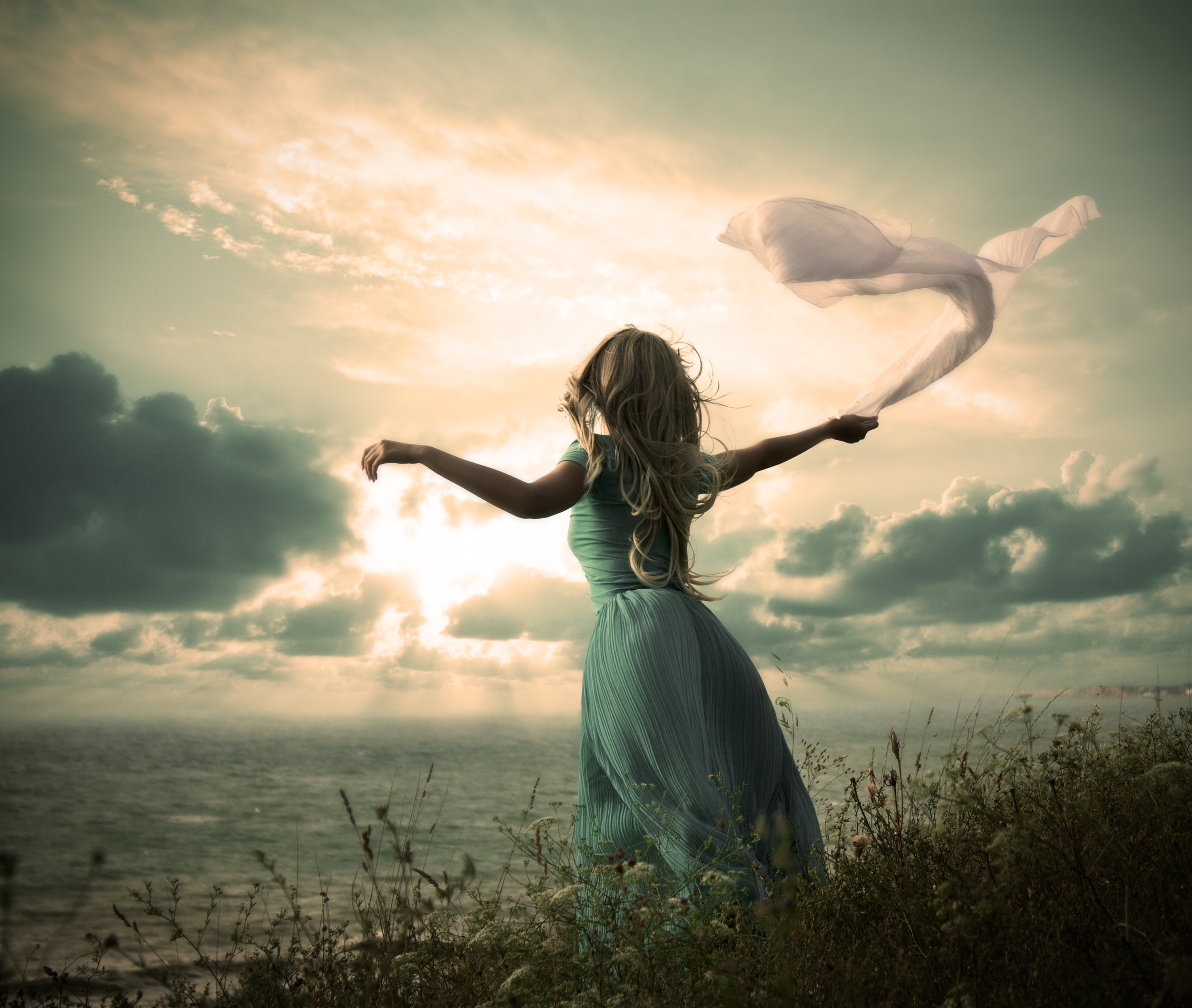 Ветер радости читать. Женщина на ветру. Девушка и сильный ветер. Девушка и небо. Девушка тянется.