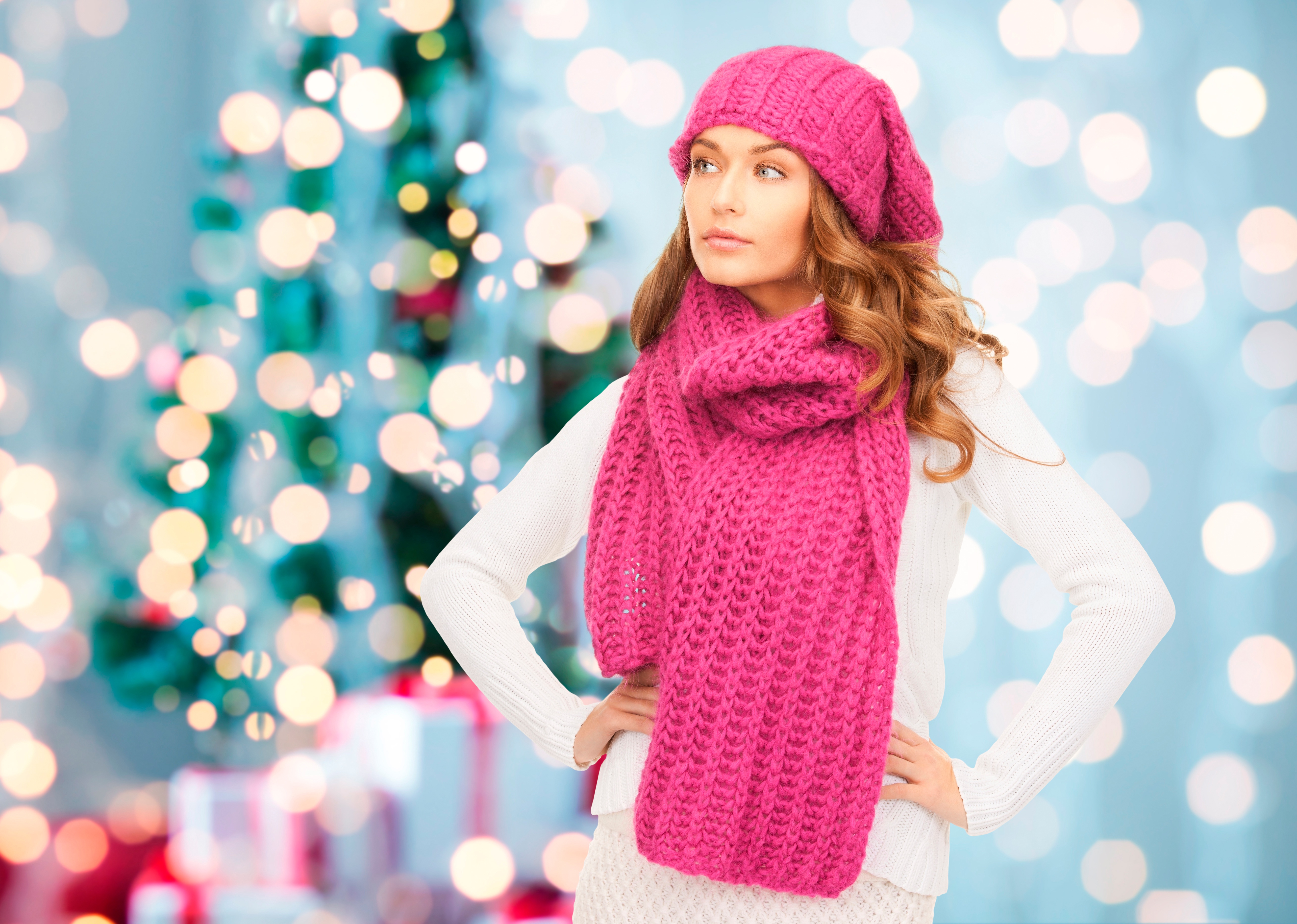 Розовые шапки и шарфы. Девушка в шарфе. Девушка в шапке и шарфе. Новогодний шарф. Шапка шарф.