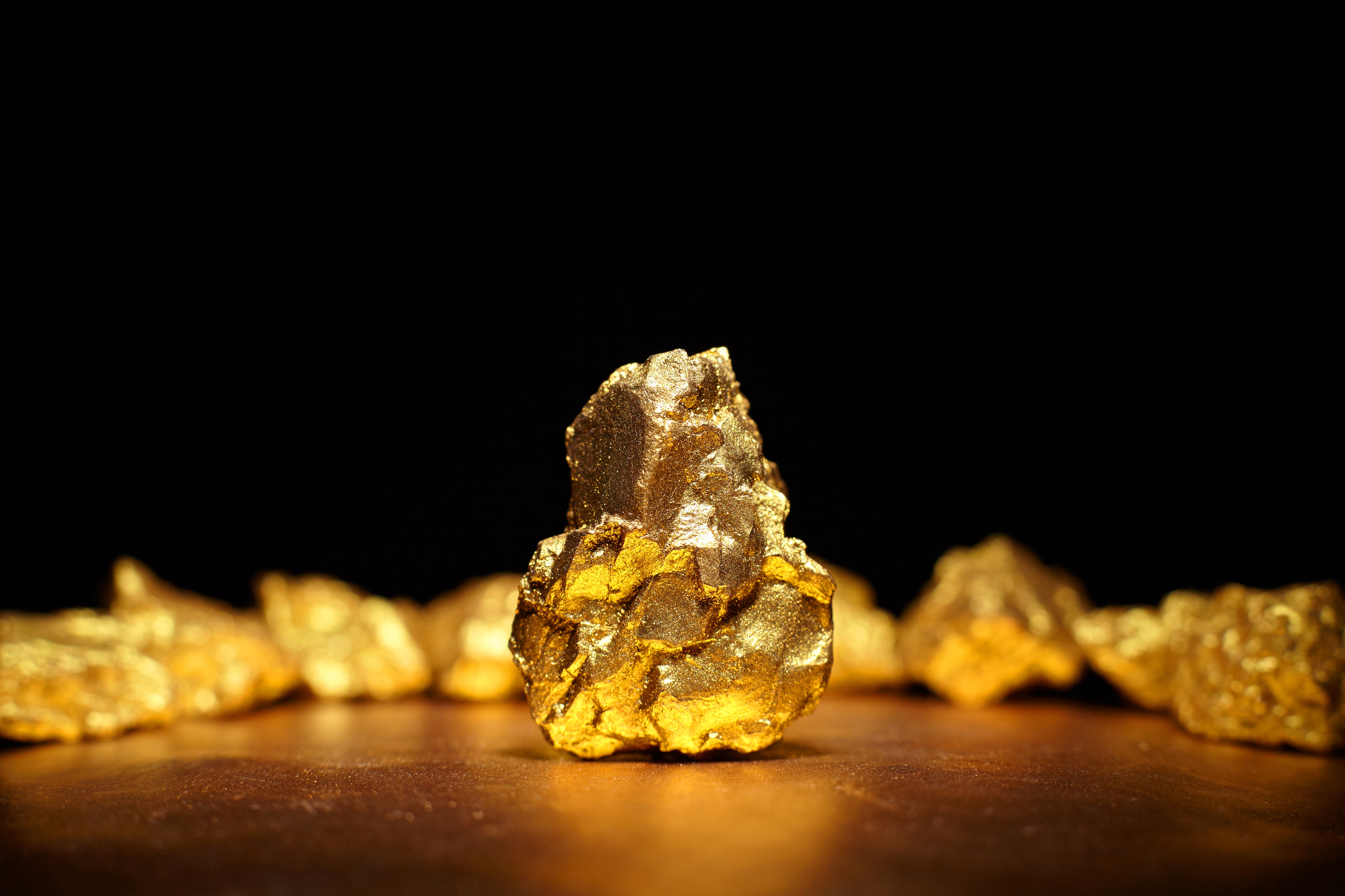 Благородные руды. Самородное золото минерал. Золотые слитки и самородки. Самородные металлы золото. Самородок золота.