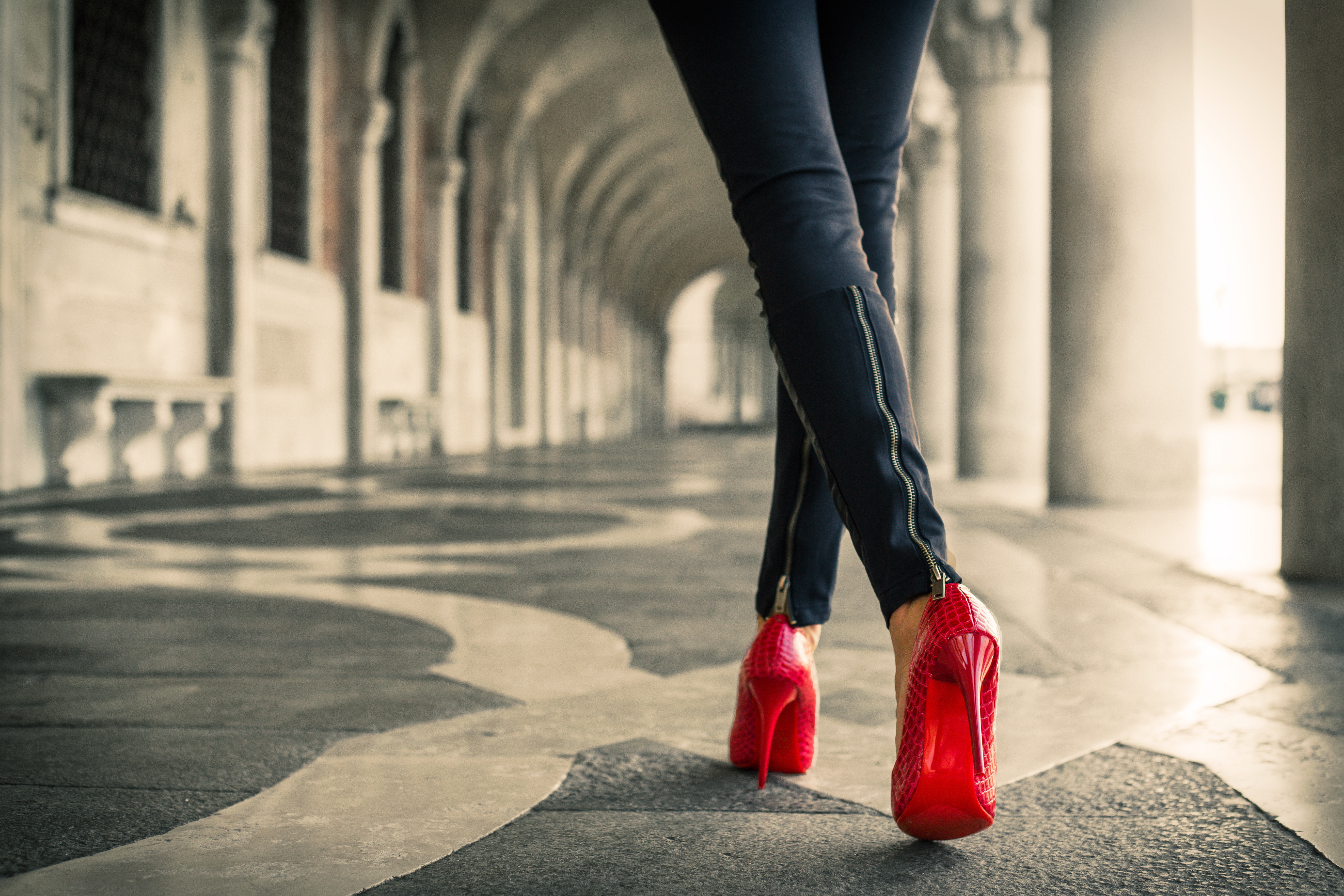 Чтобы каблуки не стучали. Девушка в красных туфлях на каблуке. Красивые каблуки. Ноги в туфлях на высоких каблуках. Красные туфли на шпильке.