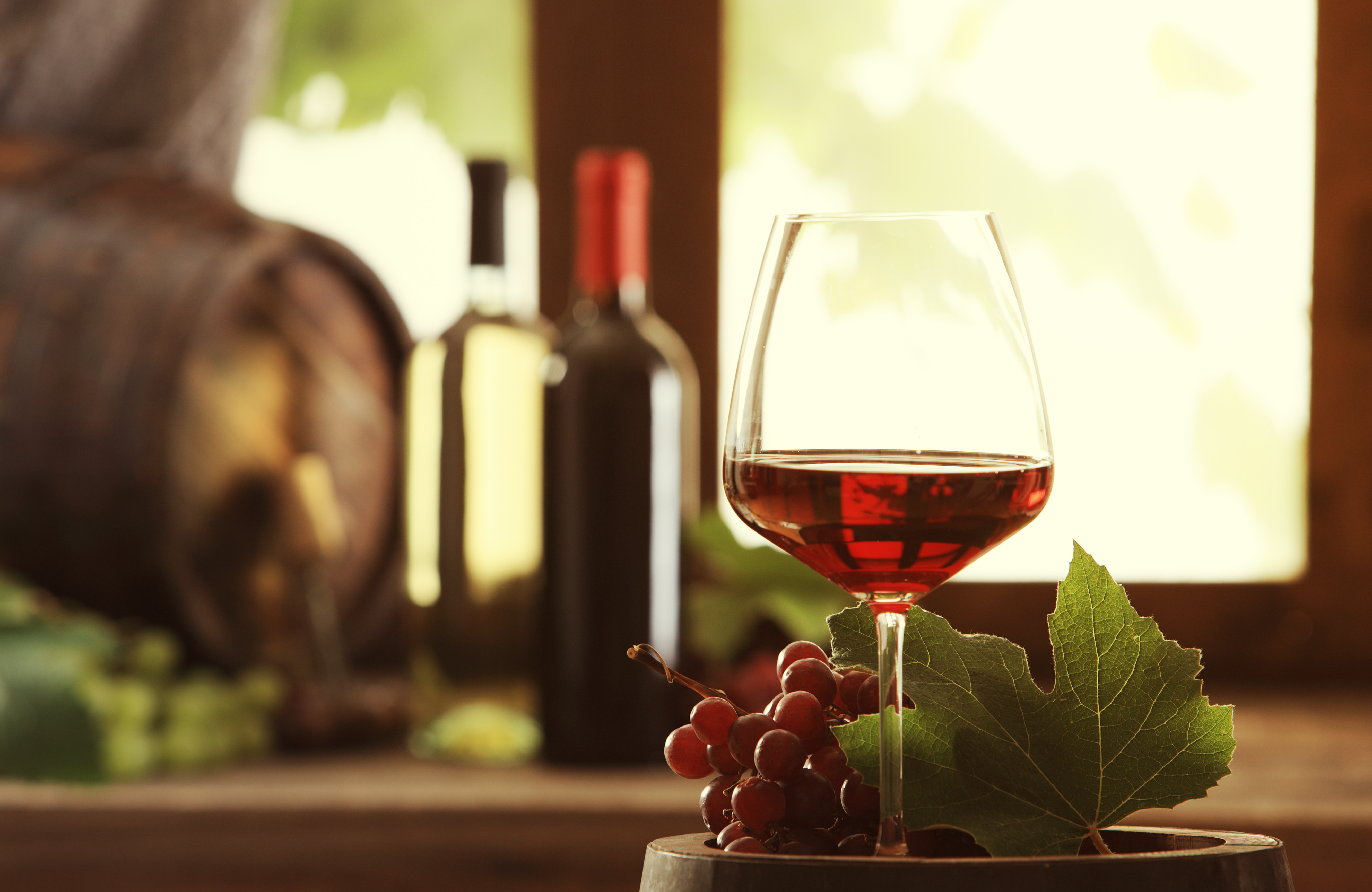 Темнеет вино. Красное вино. Бокал с вином. Красное вино в бокале. Красное вино и виноград.