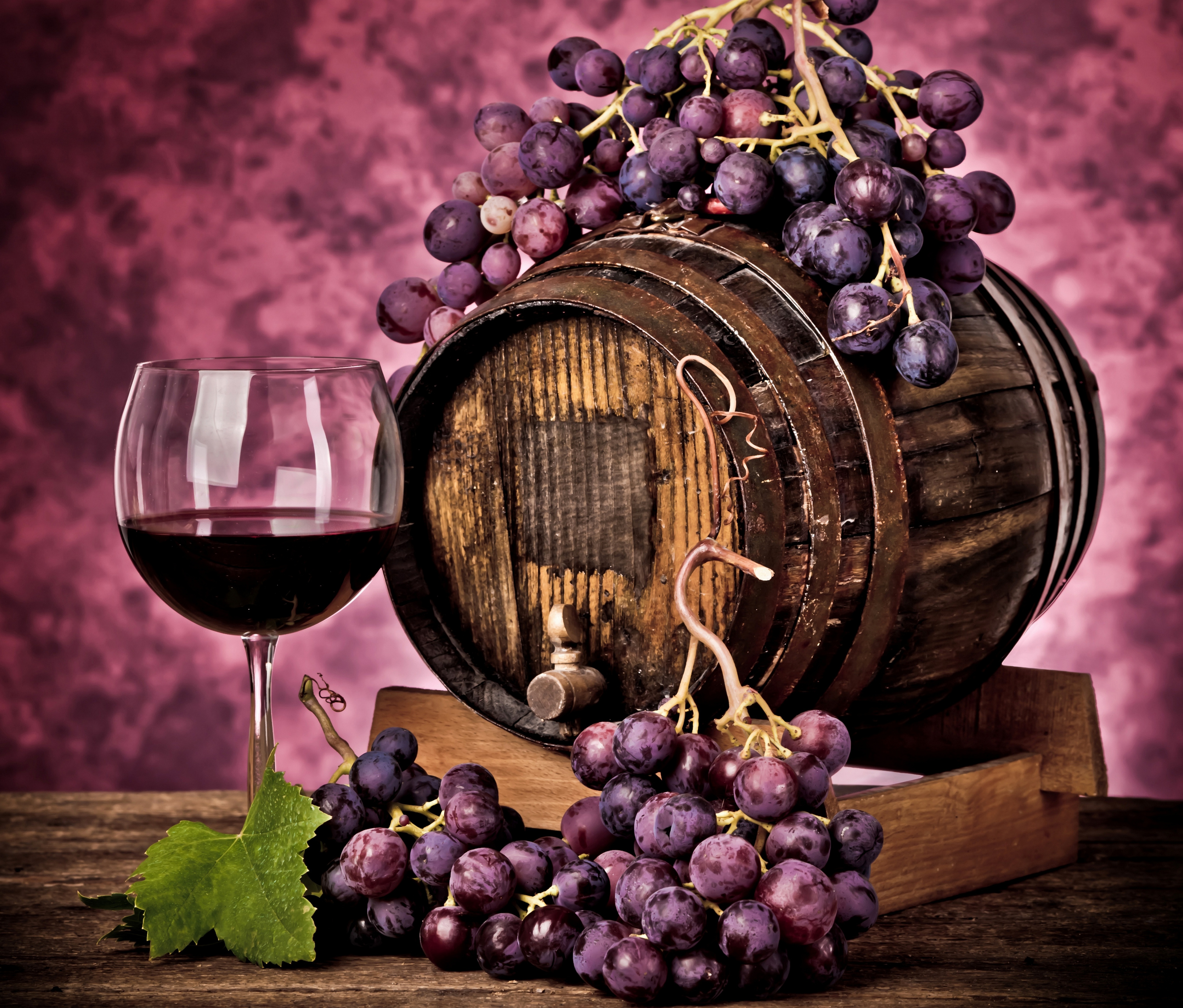 Виноград вино 7 букв. Винная бочка. Вино и виноград. Бочка с вином. Бочонок для вина.